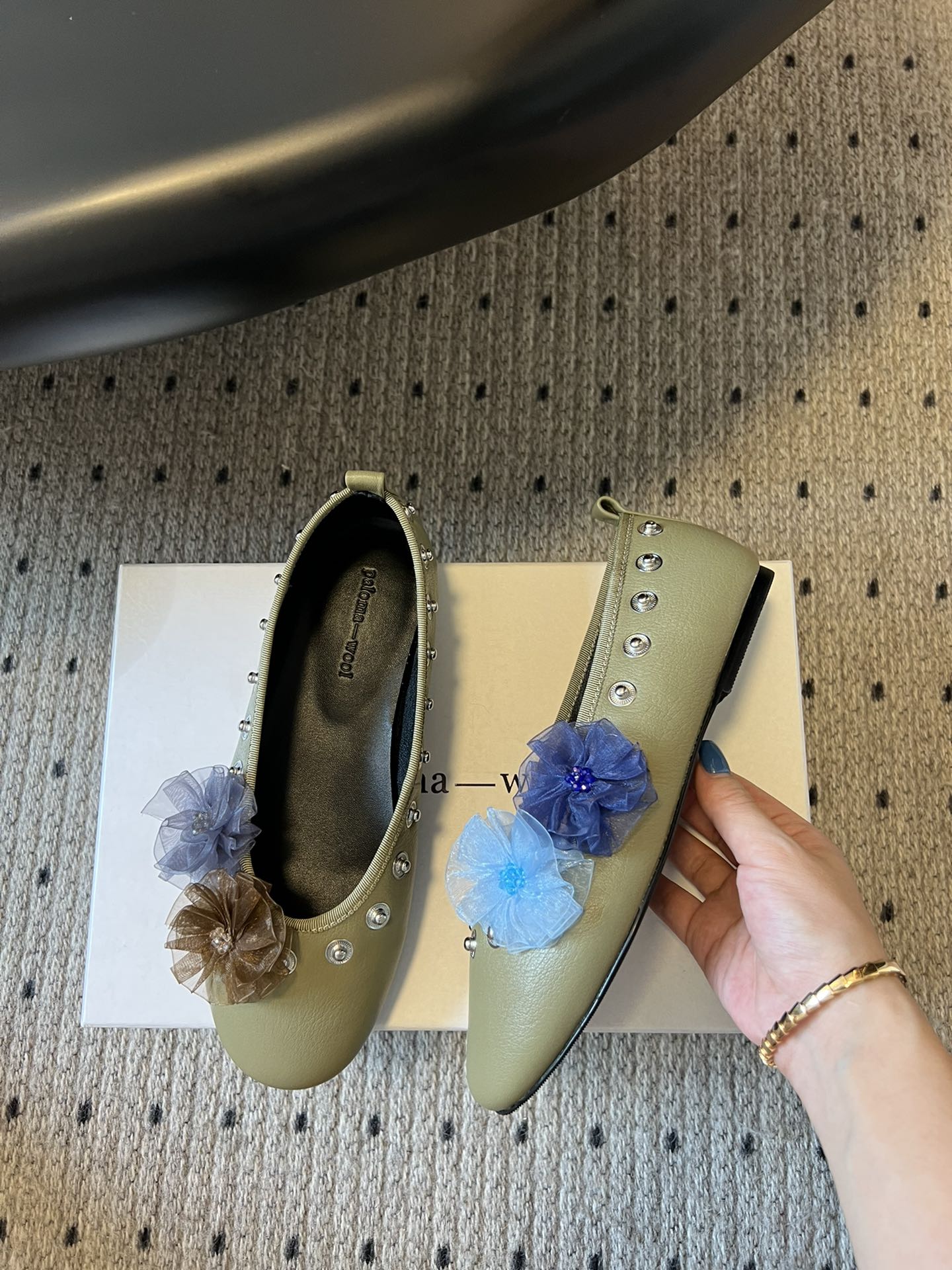 代购级
小众品牌 Paloma-wool 2025春夏新款花朵芭蕾舞鞋铆钉平底单鞋

超级漂亮，为花而生