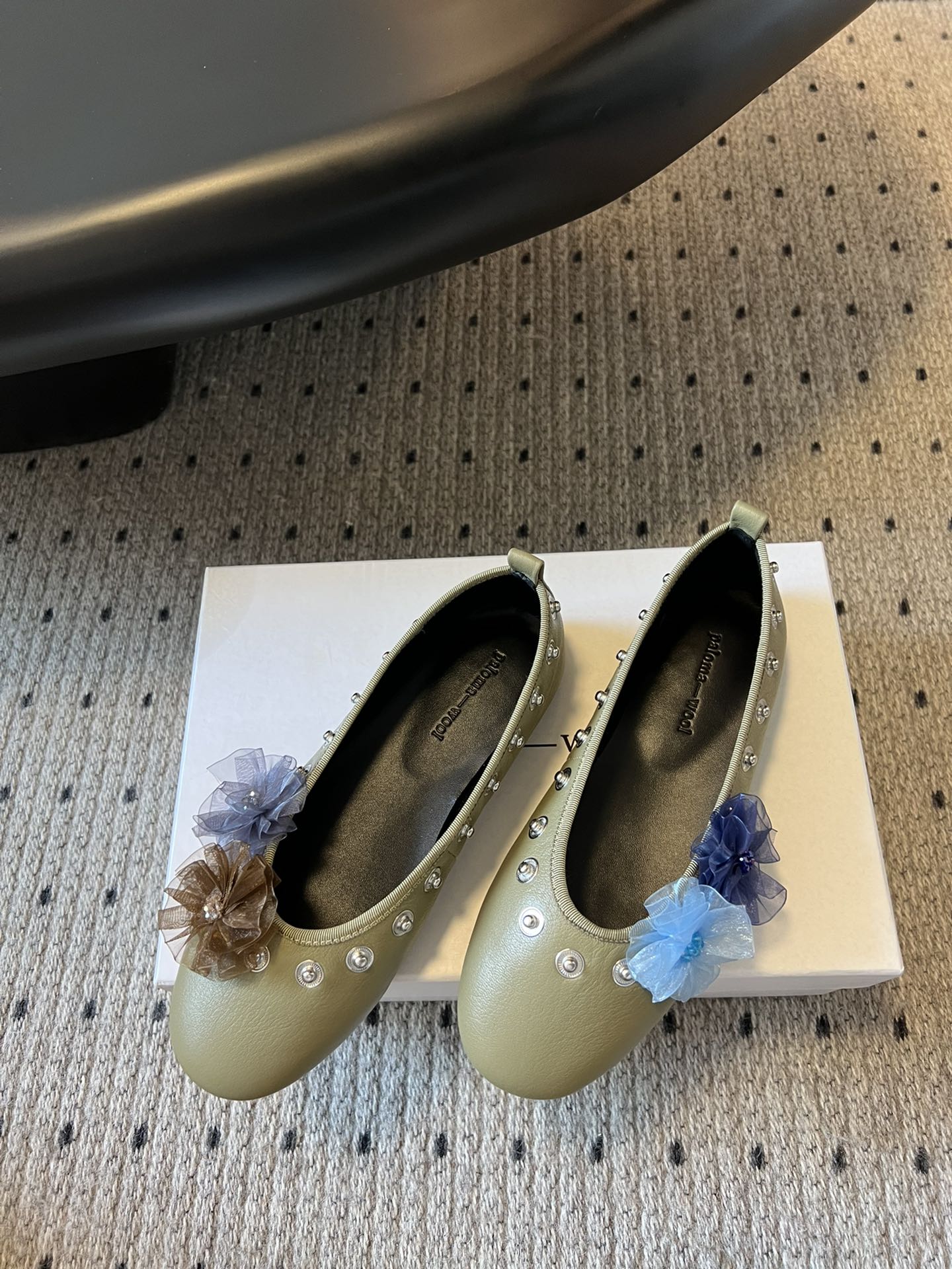 代购级
小众品牌 Paloma-wool 2025春夏新款花朵芭蕾舞鞋铆钉平底单鞋

超级漂亮，为花而生