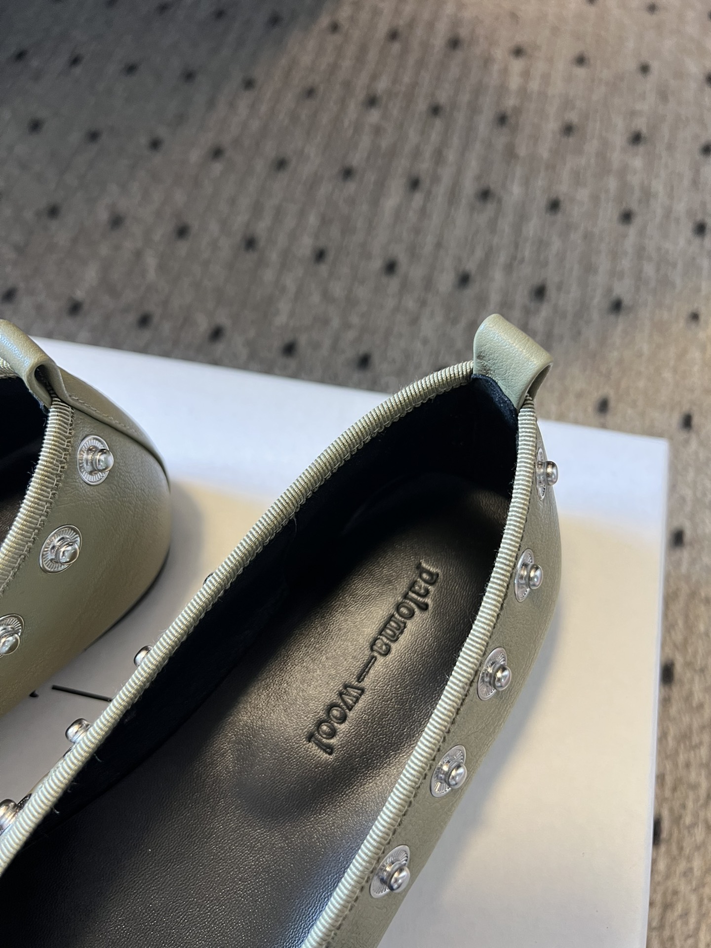 代购级
小众品牌 Paloma-wool 2025春夏新款花朵芭蕾舞鞋铆钉平底单鞋

超级漂亮，为花而生
