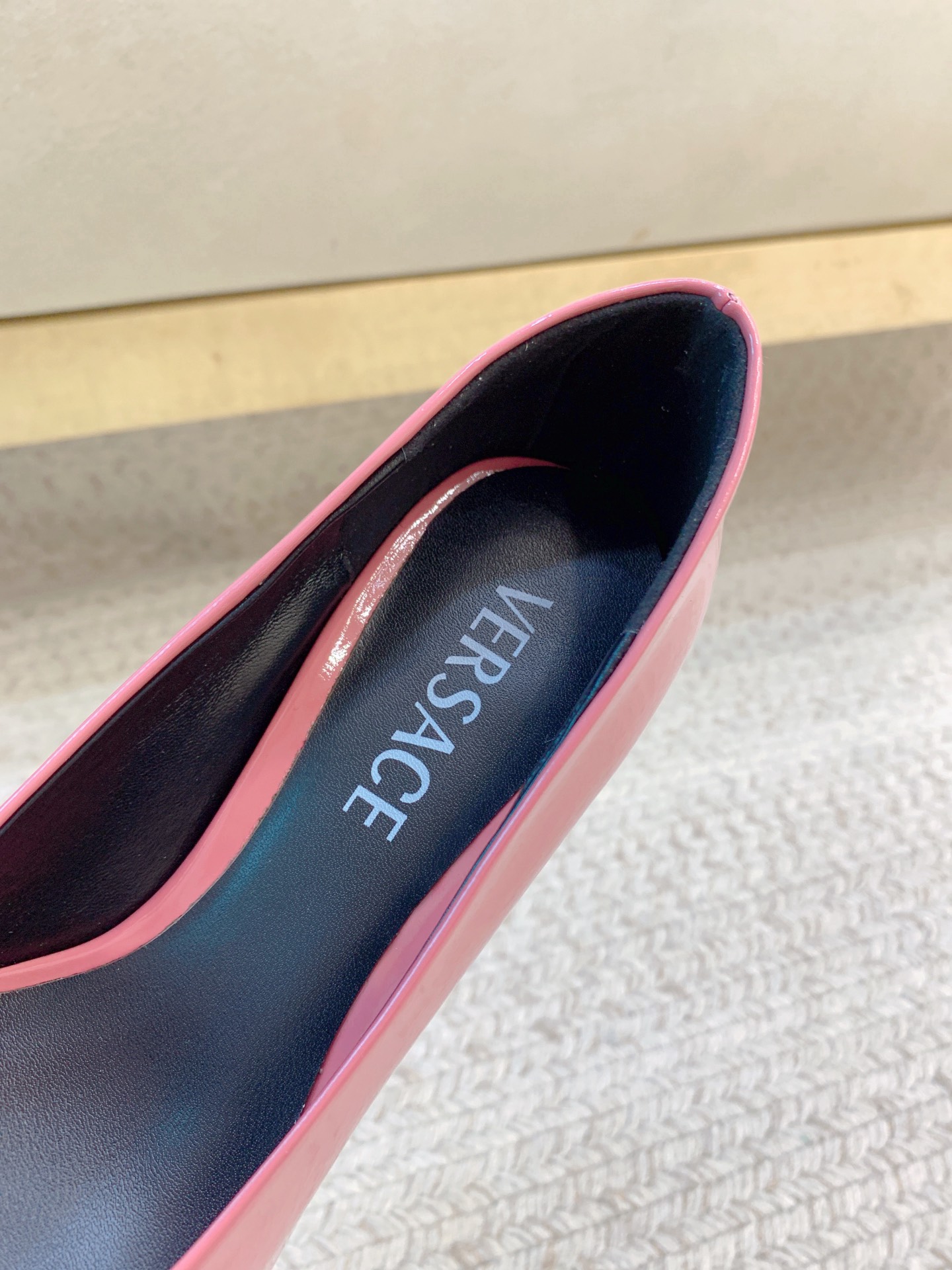 High-Quality Versace Mary Jane Shoes in Soft Cow Leather, Sheepskin Lining, Real Leather Sole - 图片 4