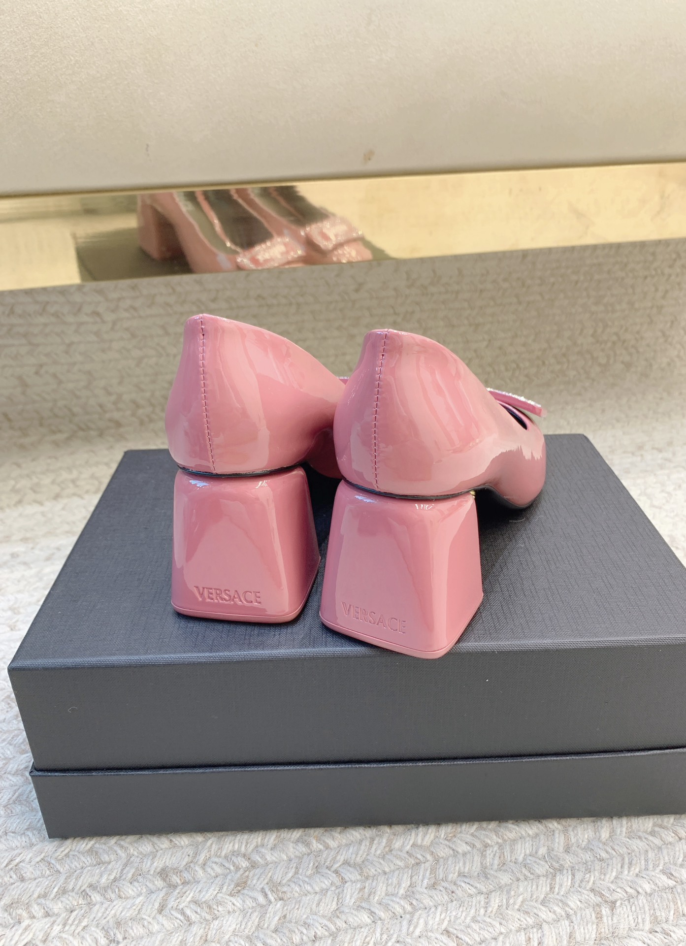 High-Quality Versace Mary Jane Shoes in Soft Cow Leather, Sheepskin Lining, Real Leather Sole - 图片 2