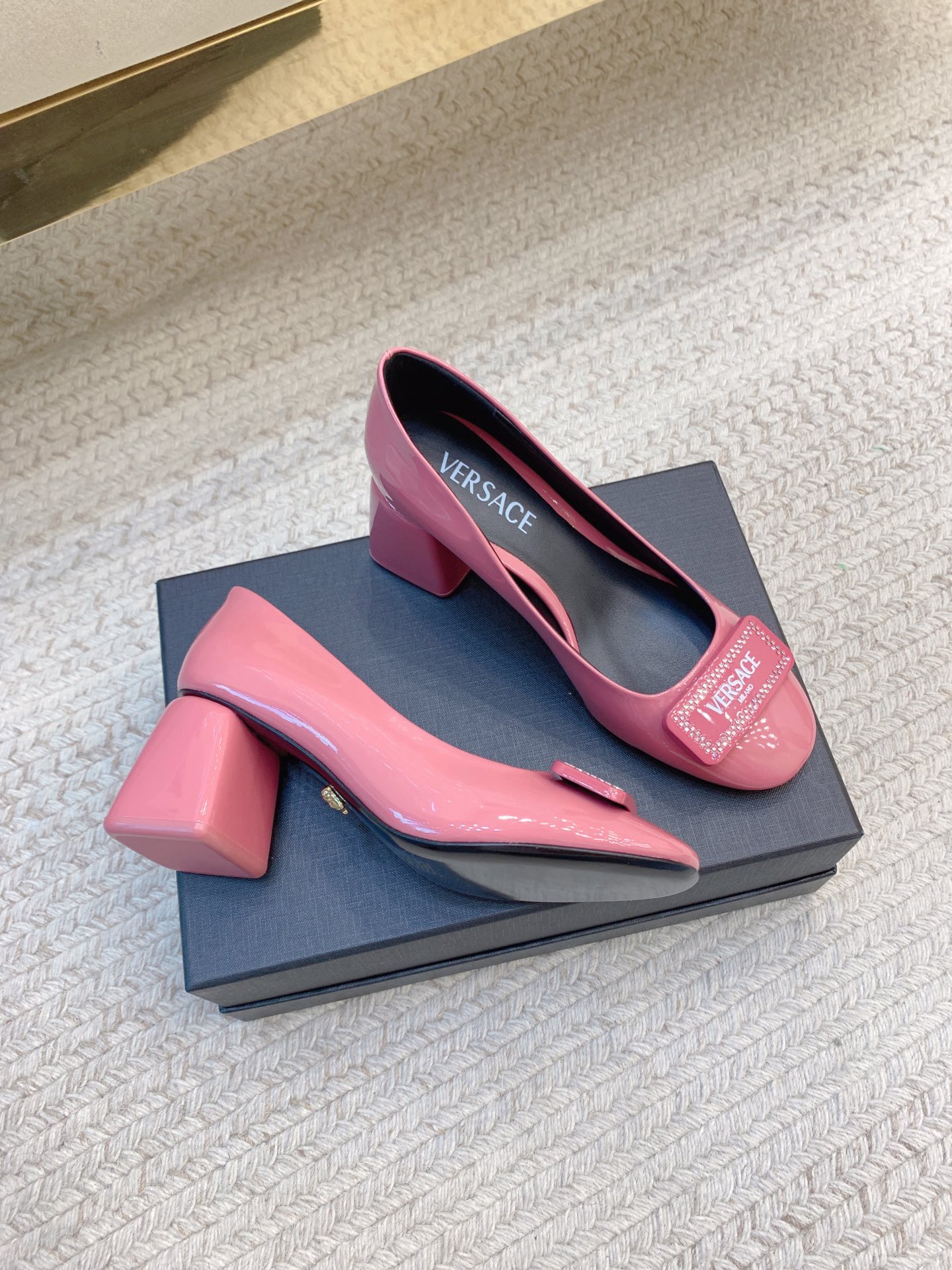 High-Quality Versace Mary Jane Shoes in Soft Cow Leather, Sheepskin Lining, Real Leather Sole - 图片 1