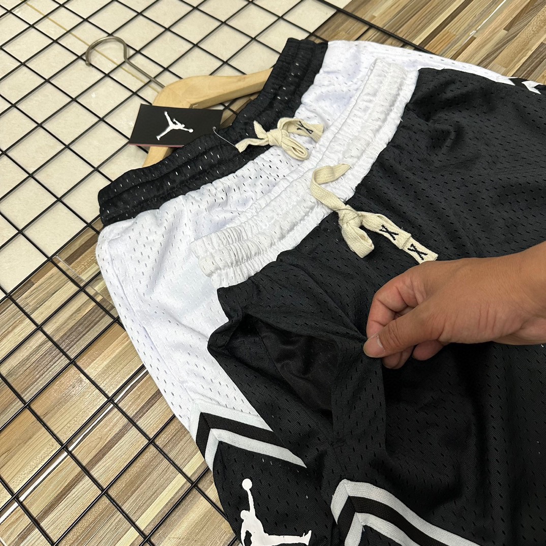 85💰(万针刺绣logo飞人air乔丹网眼透气情侣款男女同款休闲运动短裤宽松大版型透气五分裤篮球裤潮流男装)
夏季裤角开叉个性时尚外穿运动短裤休闲五分裤经典印花拼接休闲球裤街头网红裤路人夏天到啦 给自己置办一身装备运动起来吧!!网红上身神款 谁说女生不能来一条酷酷的训练裤 兼顾日常出街运和动健身 男女都可驾驭 宽松版型,运动时不受约束,释放满血活力,经典撞色设计,个性吸晴,打游戏造热血街篮球态度,亲肤透气,给你舒适的上身体验面料舒适透气、不起球,完美精工印花。
颜色:白色、黑色
尺码:M到XXL
臀围 腰围 裤长
M 114 68 53(建议100斤左右)
L 118 71 54 (建议125斤左右)
XL 122 74 55 (建议145斤左右)
XXL 126 77 56 (建议165斤左右)
手工测量1-3cm误差为正常