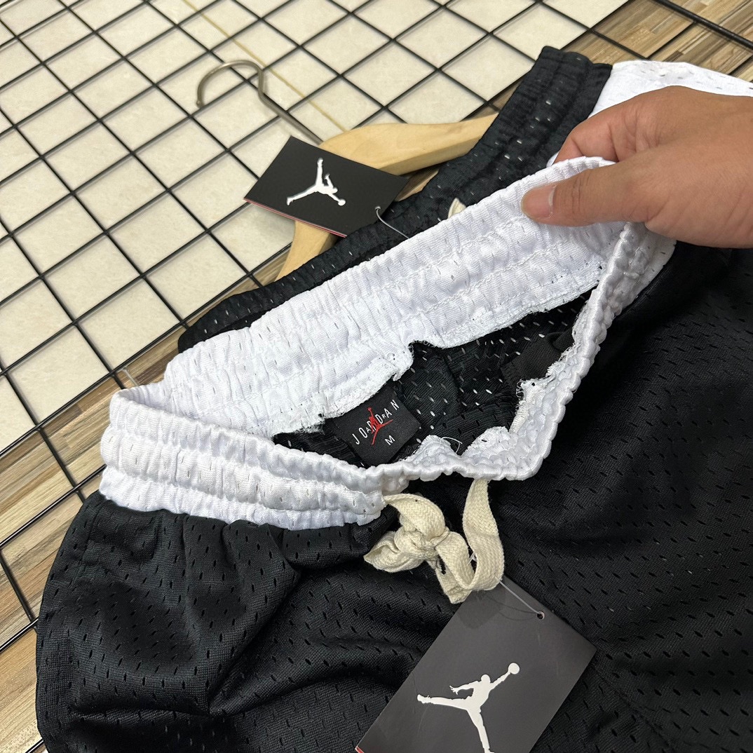 85💰(万针刺绣logo飞人air乔丹网眼透气情侣款男女同款休闲运动短裤宽松大版型透气五分裤篮球裤潮流男装)
夏季裤角开叉个性时尚外穿运动短裤休闲五分裤经典印花拼接休闲球裤街头网红裤路人夏天到啦 给自己置办一身装备运动起来吧!!网红上身神款 谁说女生不能来一条酷酷的训练裤 兼顾日常出街运和动健身 男女都可驾驭 宽松版型,运动时不受约束,释放满血活力,经典撞色设计,个性吸晴,打游戏造热血街篮球态度,亲肤透气,给你舒适的上身体验面料舒适透气、不起球,完美精工印花。
颜色:白色、黑色
尺码:M到XXL
臀围 腰围 裤长
M 114 68 53(建议100斤左右)
L 118 71 54 (建议125斤左右)
XL 122 74 55 (建议145斤左右)
XXL 126 77 56 (建议165斤左右)
手工测量1-3cm误差为正常