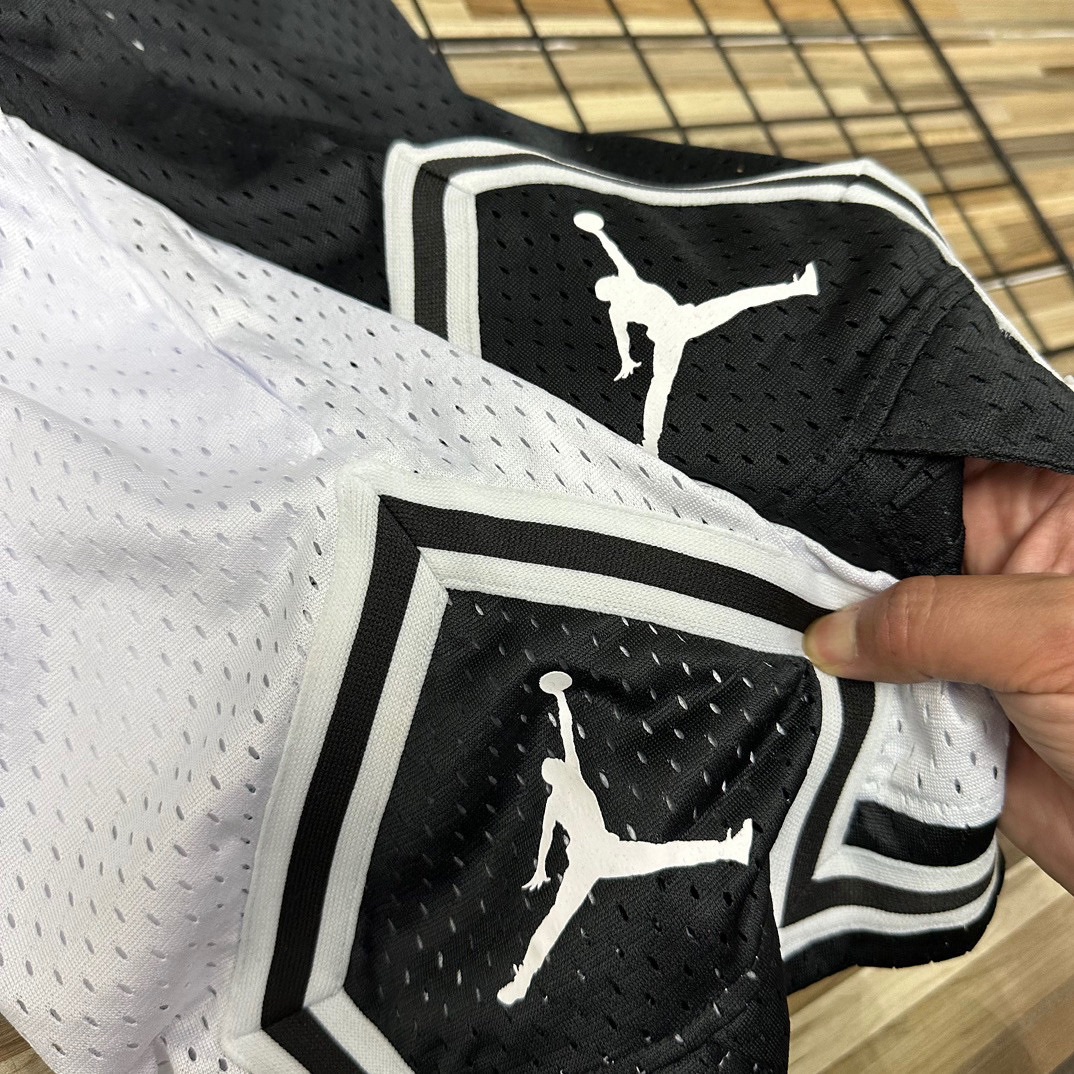85💰(万针刺绣logo飞人air乔丹网眼透气情侣款男女同款休闲运动短裤宽松大版型透气五分裤篮球裤潮流男装)
夏季裤角开叉个性时尚外穿运动短裤休闲五分裤经典印花拼接休闲球裤街头网红裤路人夏天到啦 给自己置办一身装备运动起来吧!!网红上身神款 谁说女生不能来一条酷酷的训练裤 兼顾日常出街运和动健身 男女都可驾驭 宽松版型,运动时不受约束,释放满血活力,经典撞色设计,个性吸晴,打游戏造热血街篮球态度,亲肤透气,给你舒适的上身体验面料舒适透气、不起球,完美精工印花。
颜色:白色、黑色
尺码:M到XXL
臀围 腰围 裤长
M 114 68 53(建议100斤左右)
L 118 71 54 (建议125斤左右)
XL 122 74 55 (建议145斤左右)
XXL 126 77 56 (建议165斤左右)
手工测量1-3cm误差为正常