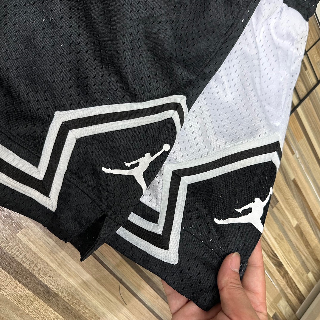 85💰(万针刺绣logo飞人air乔丹网眼透气情侣款男女同款休闲运动短裤宽松大版型透气五分裤篮球裤潮流男装)
夏季裤角开叉个性时尚外穿运动短裤休闲五分裤经典印花拼接休闲球裤街头网红裤路人夏天到啦 给自己置办一身装备运动起来吧!!网红上身神款 谁说女生不能来一条酷酷的训练裤 兼顾日常出街运和动健身 男女都可驾驭 宽松版型,运动时不受约束,释放满血活力,经典撞色设计,个性吸晴,打游戏造热血街篮球态度,亲肤透气,给你舒适的上身体验面料舒适透气、不起球,完美精工印花。
颜色:白色、黑色
尺码:M到XXL
臀围 腰围 裤长
M 114 68 53(建议100斤左右)
L 118 71 54 (建议125斤左右)
XL 122 74 55 (建议145斤左右)
XXL 126 77 56 (建议165斤左右)
手工测量1-3cm误差为正常