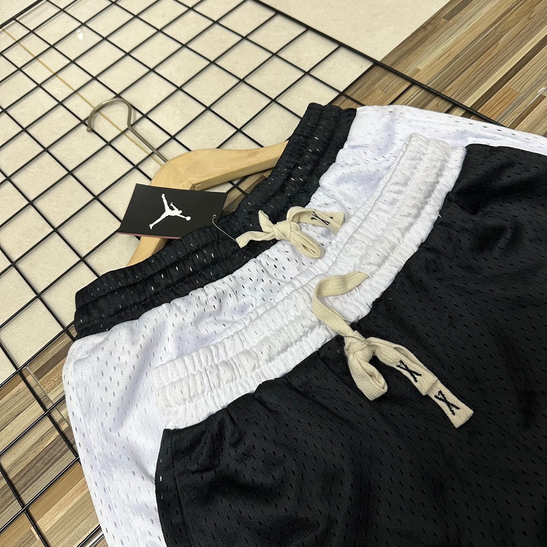 85💰(万针刺绣logo飞人air乔丹网眼透气情侣款男女同款休闲运动短裤宽松大版型透气五分裤篮球裤潮流男装)
夏季裤角开叉个性时尚外穿运动短裤休闲五分裤经典印花拼接休闲球裤街头网红裤路人夏天到啦 给自己置办一身装备运动起来吧!!网红上身神款 谁说女生不能来一条酷酷的训练裤 兼顾日常出街运和动健身 男女都可驾驭 宽松版型,运动时不受约束,释放满血活力,经典撞色设计,个性吸晴,打游戏造热血街篮球态度,亲肤透气,给你舒适的上身体验面料舒适透气、不起球,完美精工印花。
颜色:白色、黑色
尺码:M到XXL
臀围 腰围 裤长
M 114 68 53(建议100斤左右)
L 118 71 54 (建议125斤左右)
XL 122 74 55 (建议145斤左右)
XXL 126 77 56 (建议165斤左右)
手工测量1-3cm误差为正常