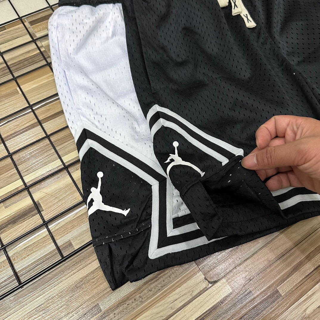 85💰(万针刺绣logo飞人air乔丹网眼透气情侣款男女同款休闲运动短裤宽松大版型透气五分裤篮球裤潮流男装)
夏季裤角开叉个性时尚外穿运动短裤休闲五分裤经典印花拼接休闲球裤街头网红裤路人夏天到啦 给自己置办一身装备运动起来吧!!网红上身神款 谁说女生不能来一条酷酷的训练裤 兼顾日常出街运和动健身 男女都可驾驭 宽松版型,运动时不受约束,释放满血活力,经典撞色设计,个性吸晴,打游戏造热血街篮球态度,亲肤透气,给你舒适的上身体验面料舒适透气、不起球,完美精工印花。
颜色:白色、黑色
尺码:M到XXL
臀围 腰围 裤长
M 114 68 53(建议100斤左右)
L 118 71 54 (建议125斤左右)
XL 122 74 55 (建议145斤左右)
XXL 126 77 56 (建议165斤左右)
手工测量1-3cm误差为正常