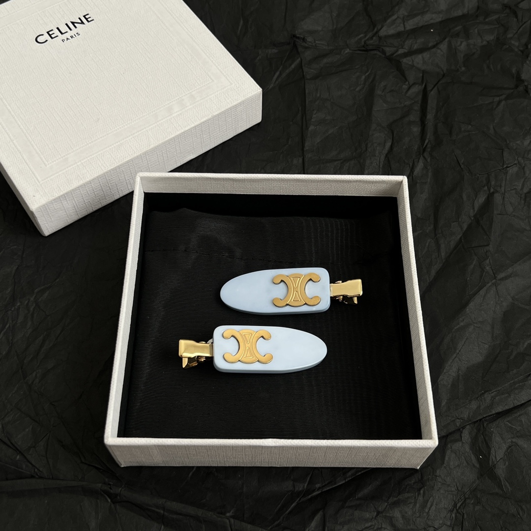 【】一对 、Celine 赛琳发夹 ™ 一直是简约时尚界的标杆大胆的设计 百看不厌▪️搭配起来更Fash