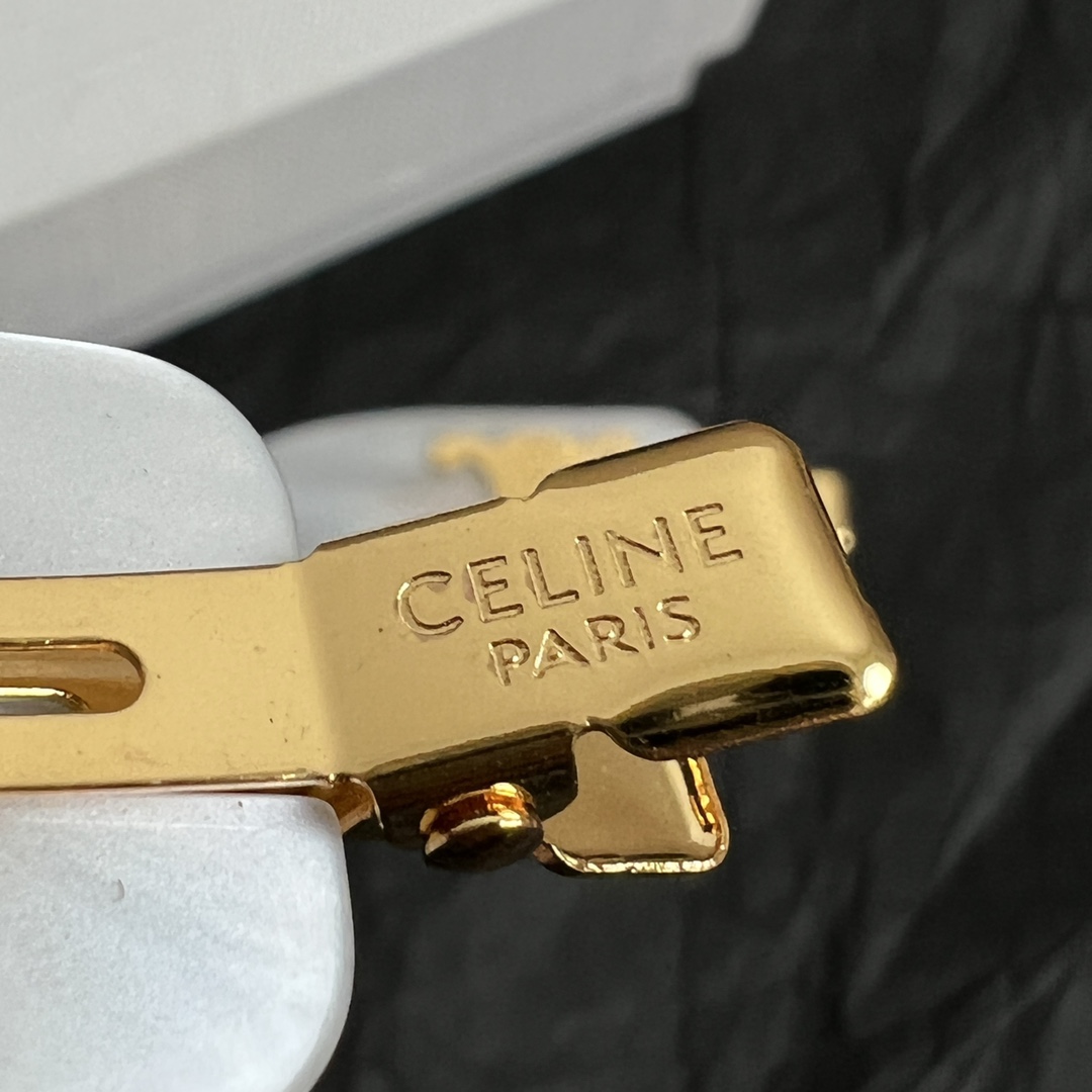 【】一对 、Celine 赛琳发夹 ™ 一直是简约时尚界的标杆大胆的设计 百看不厌▪️搭配起来更Fash