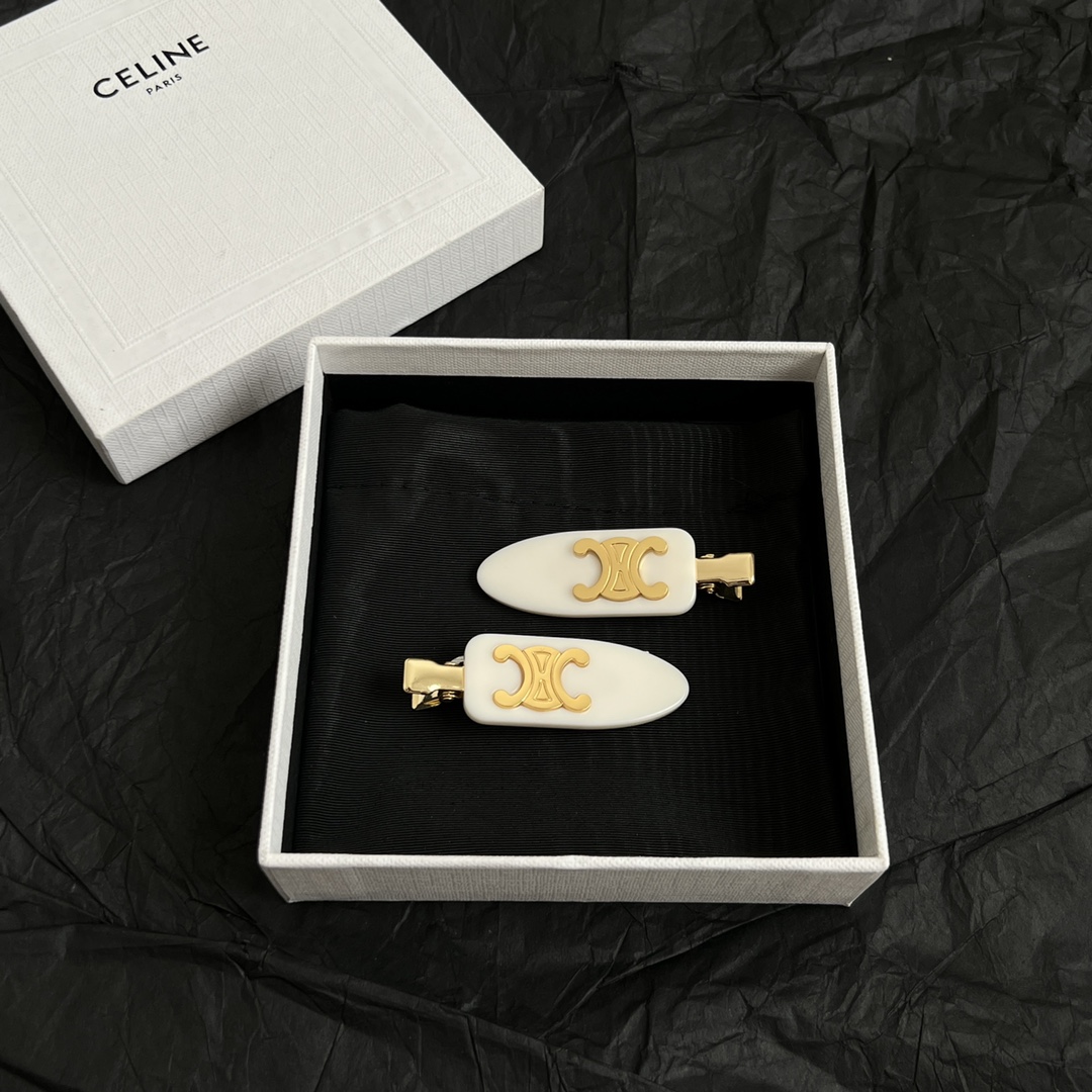 【】一对 、Celine 赛琳发夹 ™ 一直是简约时尚界的标杆大胆的设计 百看不厌▪️搭配起来更Fash