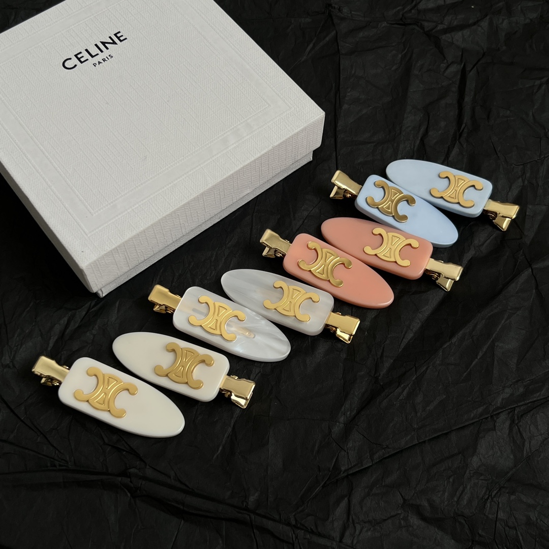 【】一对 、Celine 赛琳发夹 ™ 一直是简约时尚界的标杆大胆的设计 百看不厌▪️搭配起来更Fash