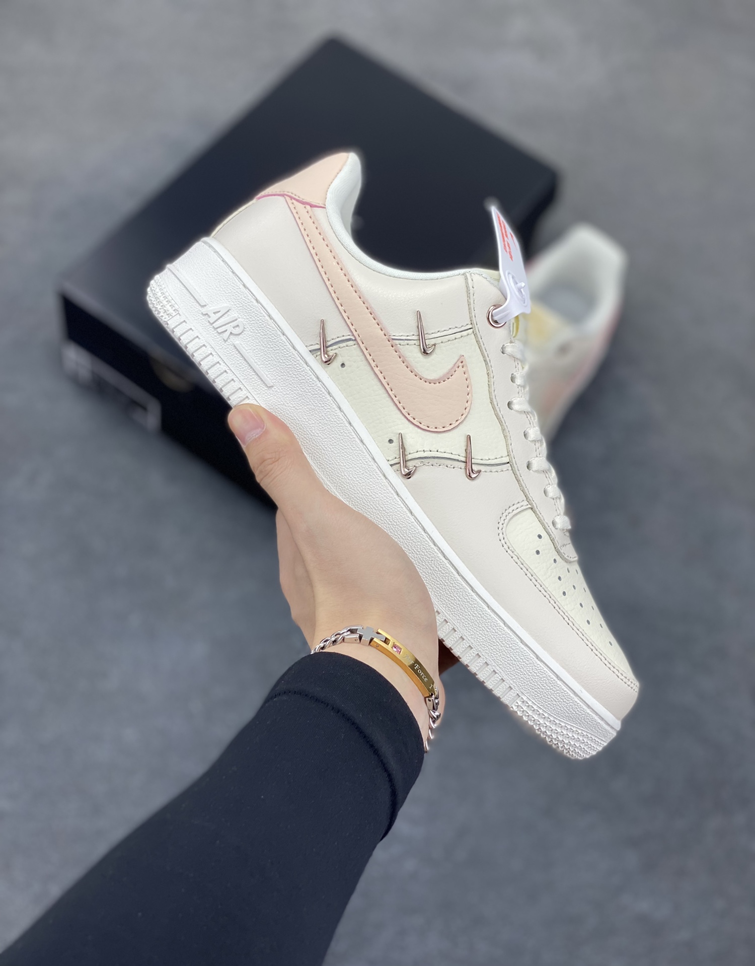 福利特价 Nk Air Force 1‘07 Low 联名 玫瑰小金勾 空军一号低帮休闲板鞋 #经典无需质疑 街头极高的出镜率已经说明了它的魅力 而鞋侧排序整齐的四个小银勾在经典的基础上突出新奇个性 潮人们演绎的各式帅气穿搭 也为这款复古鞋款注入更多的生鲜活力。 货号：FV8110-181 尺码：36 36.5 37.5 38 38.5 39 40 40.5 41 42 42.5 43 44 44.5 45-选品中心