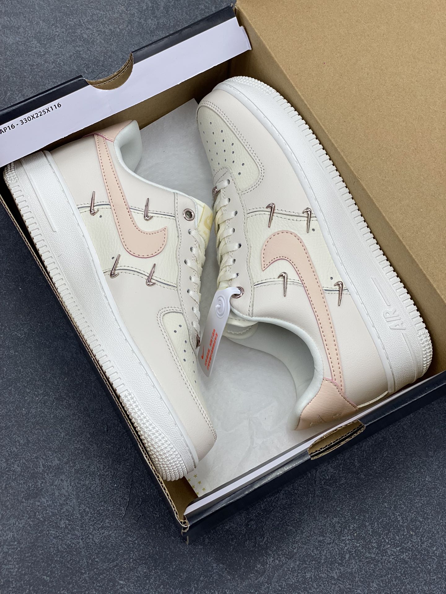 图片[9]-福利特价 Nk Air Force 1‘07 Low 联名 玫瑰小金勾 空军一号低帮休闲板鞋 #经典无需质疑 街头极高的出镜率已经说明了它的魅力 而鞋侧排序整齐的四个小银勾在经典的基础上突出新奇个性 潮人们演绎的各式帅气穿搭 也为这款复古鞋款注入更多的生鲜活力。 货号：FV8110-181 尺码：36 36.5 37.5 38 38.5 39 40 40.5 41 42 42.5 43 44 44.5 45-选品中心