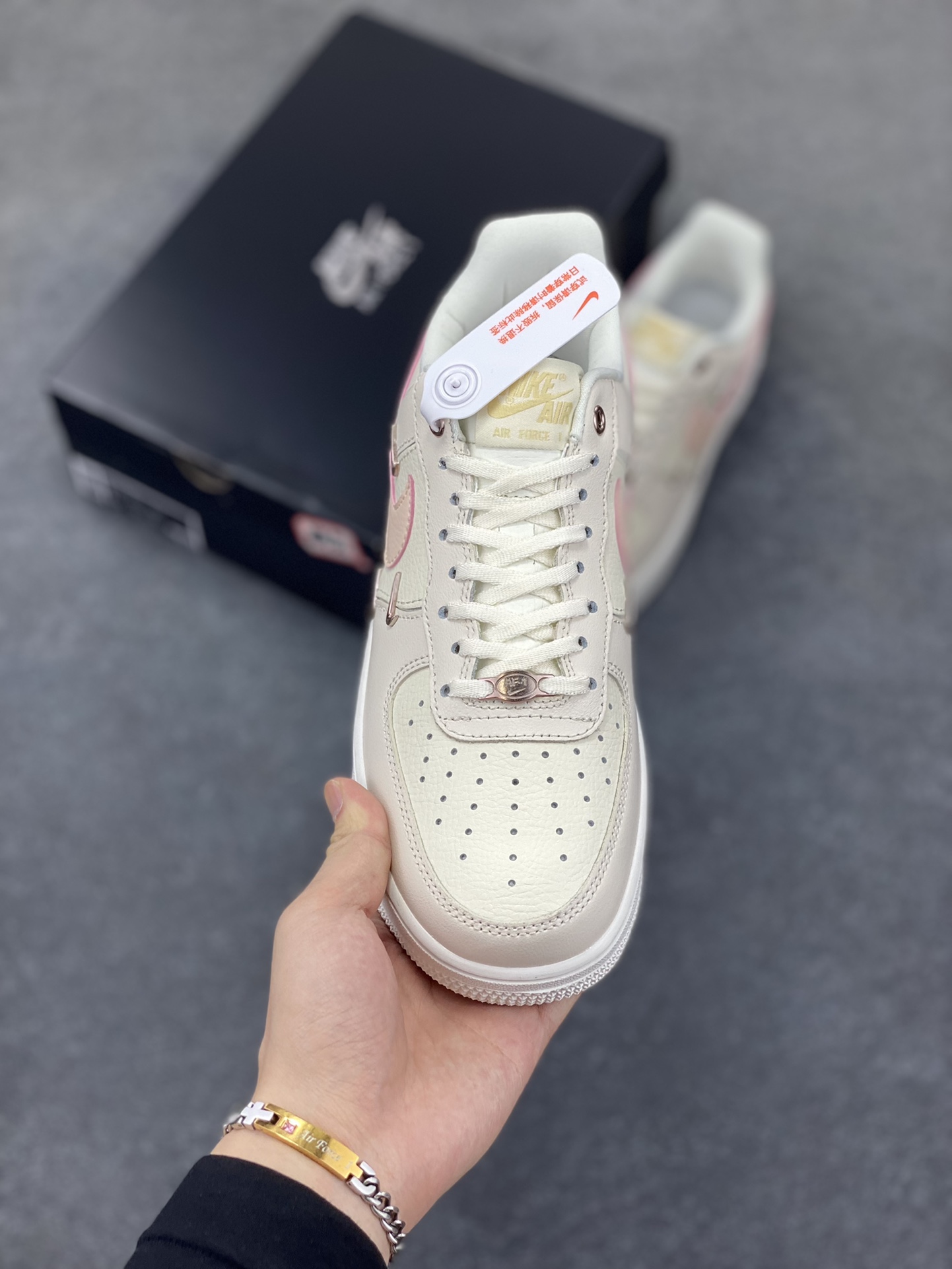 图片[2]-福利特价 Nk Air Force 1‘07 Low 联名 玫瑰小金勾 空军一号低帮休闲板鞋 #经典无需质疑 街头极高的出镜率已经说明了它的魅力 而鞋侧排序整齐的四个小银勾在经典的基础上突出新奇个性 潮人们演绎的各式帅气穿搭 也为这款复古鞋款注入更多的生鲜活力。 货号：FV8110-181 尺码：36 36.5 37.5 38 38.5 39 40 40.5 41 42 42.5 43 44 44.5 45-选品中心