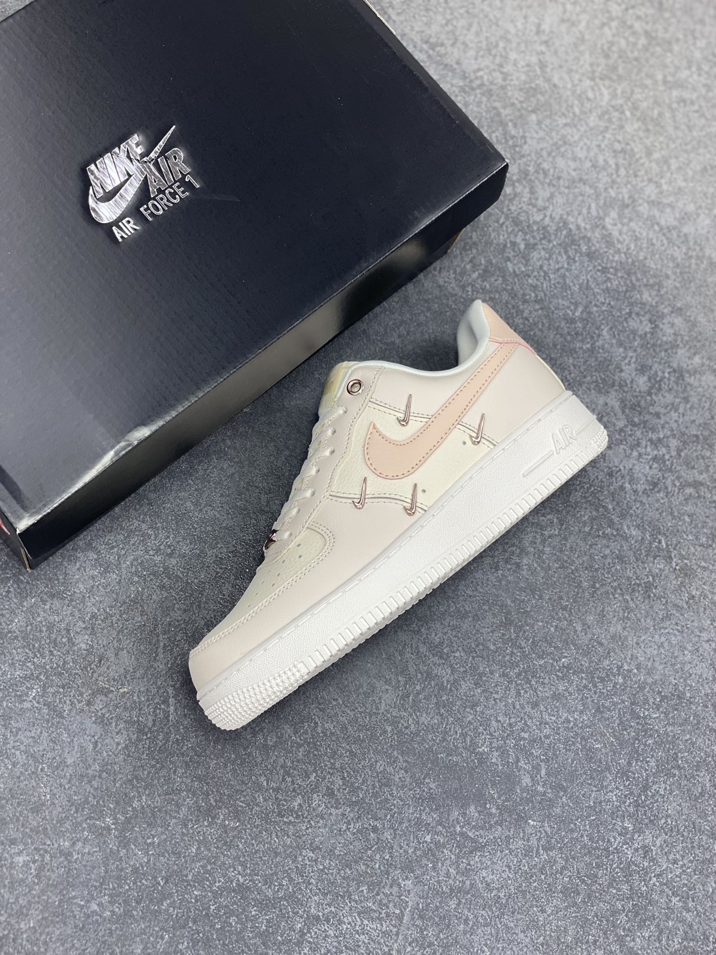 图片[7]-福利特价 Nk Air Force 1‘07 Low 联名 玫瑰小金勾 空军一号低帮休闲板鞋 #经典无需质疑 街头极高的出镜率已经说明了它的魅力 而鞋侧排序整齐的四个小银勾在经典的基础上突出新奇个性 潮人们演绎的各式帅气穿搭 也为这款复古鞋款注入更多的生鲜活力。 货号：FV8110-181 尺码：36 36.5 37.5 38 38.5 39 40 40.5 41 42 42.5 43 44 44.5 45-选品中心