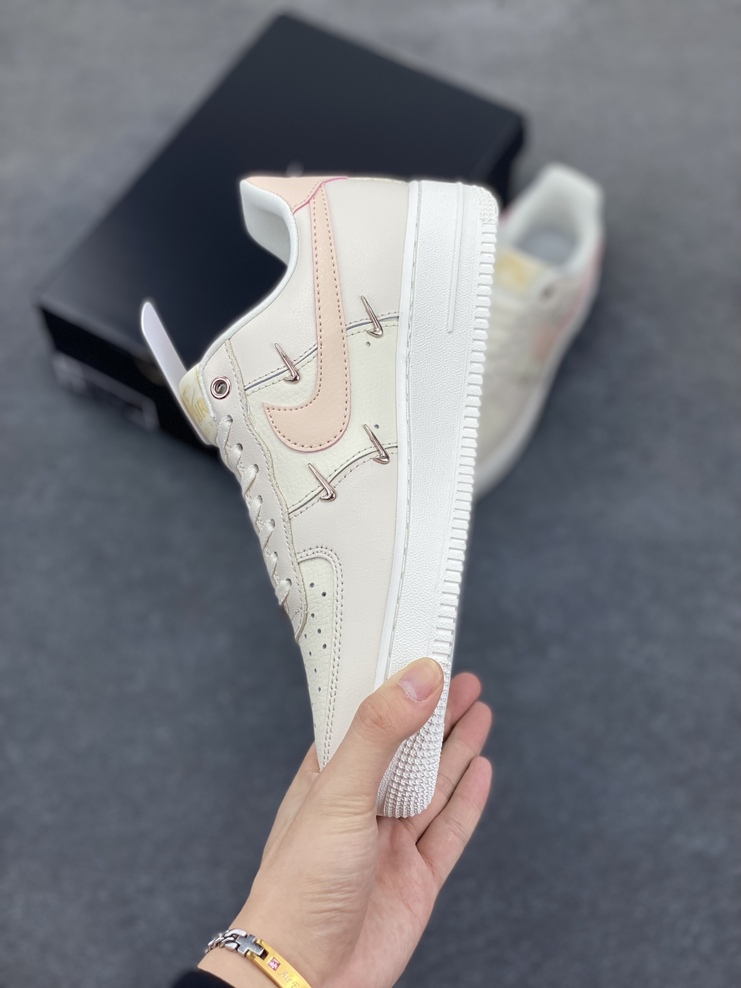 图片[3]-福利特价 Nk Air Force 1‘07 Low 联名 玫瑰小金勾 空军一号低帮休闲板鞋 #经典无需质疑 街头极高的出镜率已经说明了它的魅力 而鞋侧排序整齐的四个小银勾在经典的基础上突出新奇个性 潮人们演绎的各式帅气穿搭 也为这款复古鞋款注入更多的生鲜活力。 货号：FV8110-181 尺码：36 36.5 37.5 38 38.5 39 40 40.5 41 42 42.5 43 44 44.5 45-选品中心