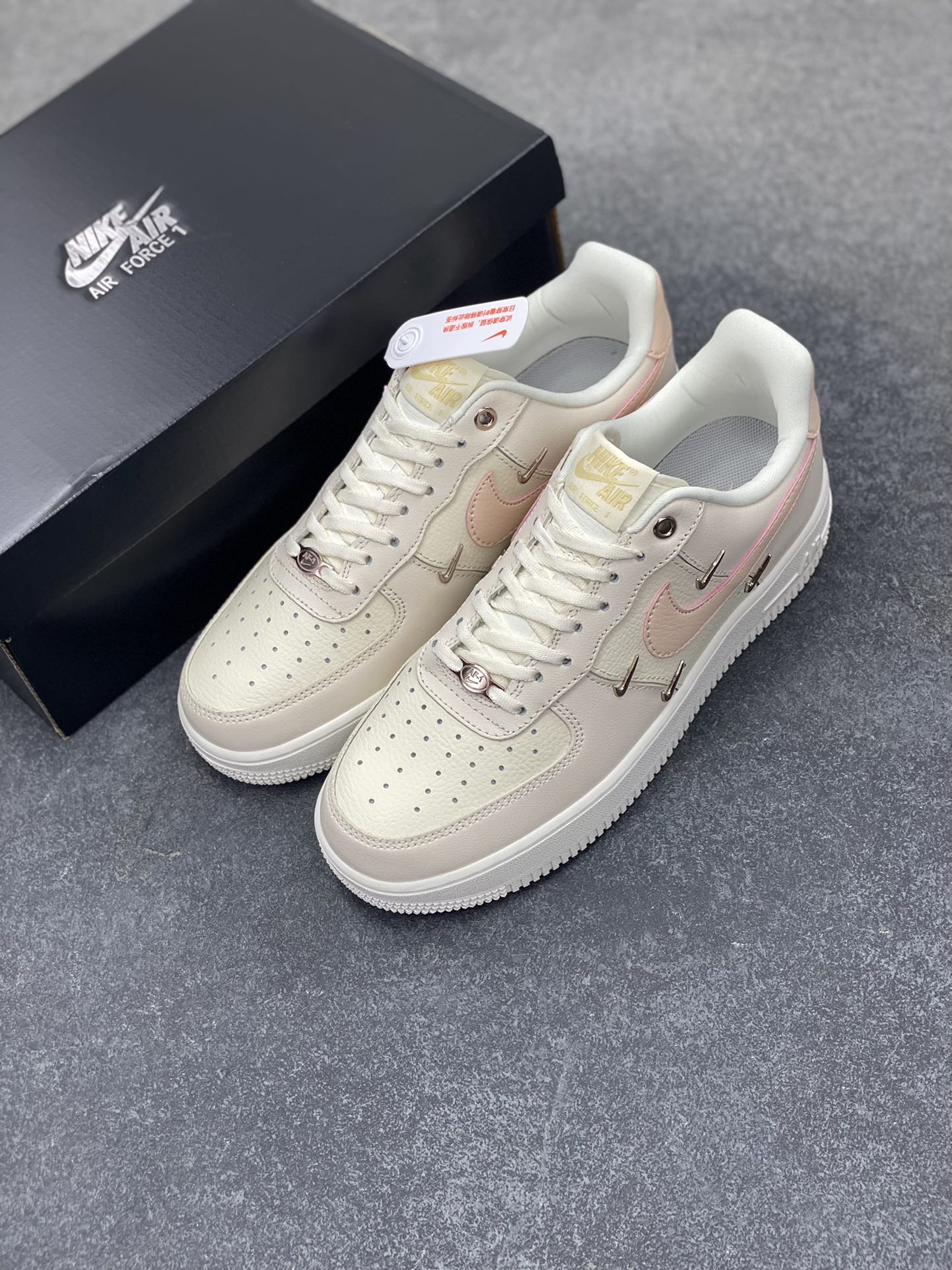 图片[8]-福利特价 Nk Air Force 1‘07 Low 联名 玫瑰小金勾 空军一号低帮休闲板鞋 #经典无需质疑 街头极高的出镜率已经说明了它的魅力 而鞋侧排序整齐的四个小银勾在经典的基础上突出新奇个性 潮人们演绎的各式帅气穿搭 也为这款复古鞋款注入更多的生鲜活力。 货号：FV8110-181 尺码：36 36.5 37.5 38 38.5 39 40 40.5 41 42 42.5 43 44 44.5 45-选品中心