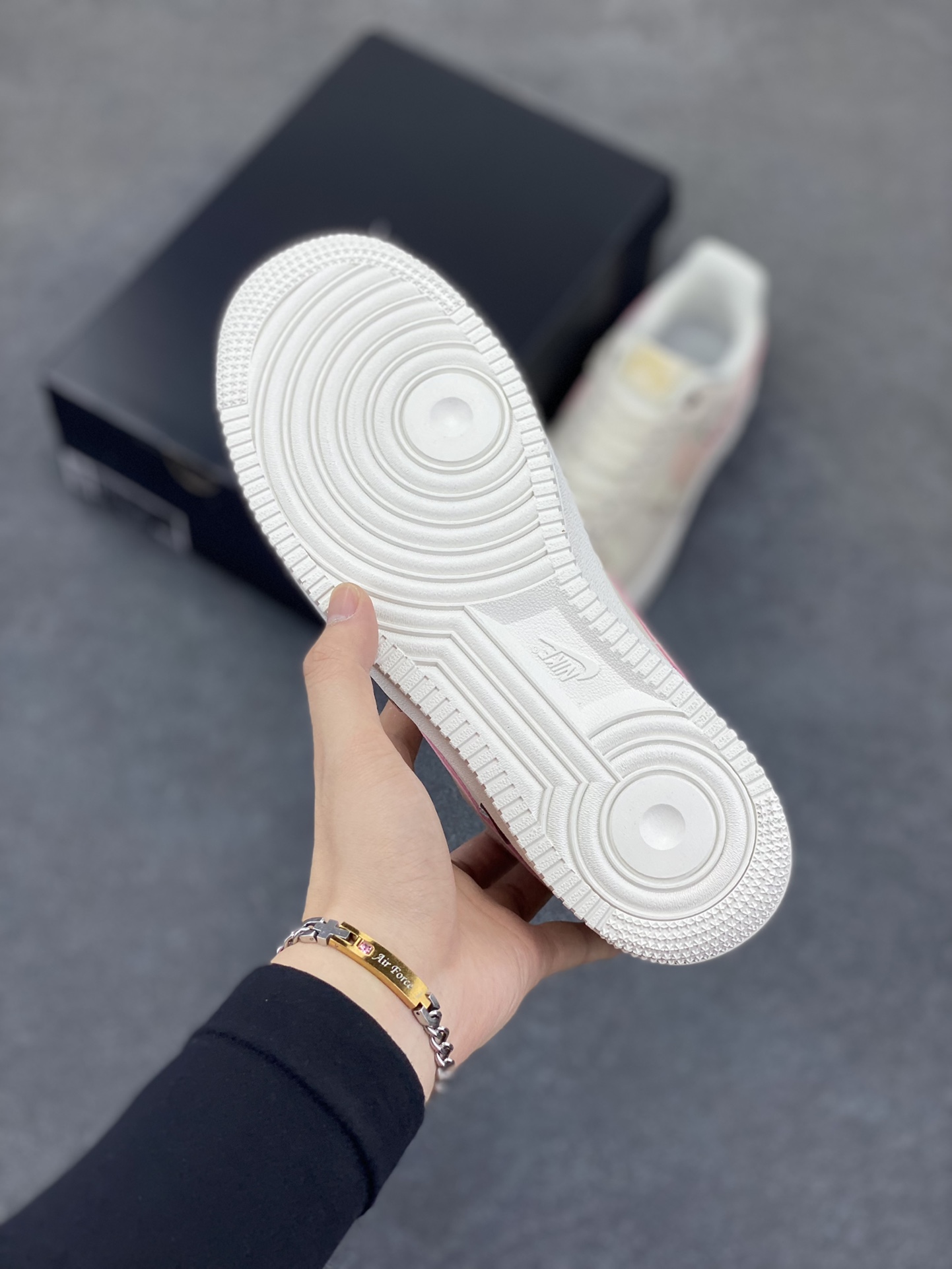 图片[5]-福利特价 Nk Air Force 1‘07 Low 联名 玫瑰小金勾 空军一号低帮休闲板鞋 #经典无需质疑 街头极高的出镜率已经说明了它的魅力 而鞋侧排序整齐的四个小银勾在经典的基础上突出新奇个性 潮人们演绎的各式帅气穿搭 也为这款复古鞋款注入更多的生鲜活力。 货号：FV8110-181 尺码：36 36.5 37.5 38 38.5 39 40 40.5 41 42 42.5 43 44 44.5 45-选品中心