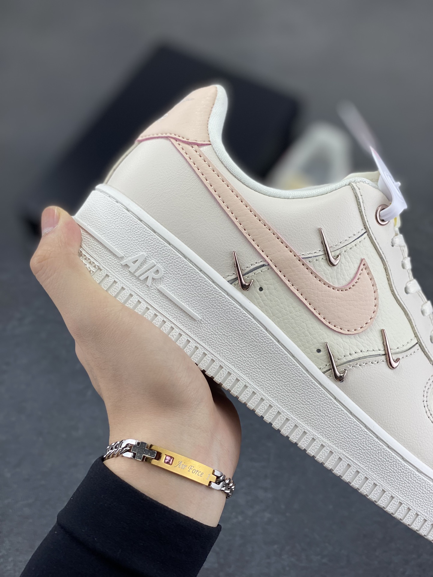 图片[6]-福利特价 Nk Air Force 1‘07 Low 联名 玫瑰小金勾 空军一号低帮休闲板鞋 #经典无需质疑 街头极高的出镜率已经说明了它的魅力 而鞋侧排序整齐的四个小银勾在经典的基础上突出新奇个性 潮人们演绎的各式帅气穿搭 也为这款复古鞋款注入更多的生鲜活力。 货号：FV8110-181 尺码：36 36.5 37.5 38 38.5 39 40 40.5 41 42 42.5 43 44 44.5 45-选品中心