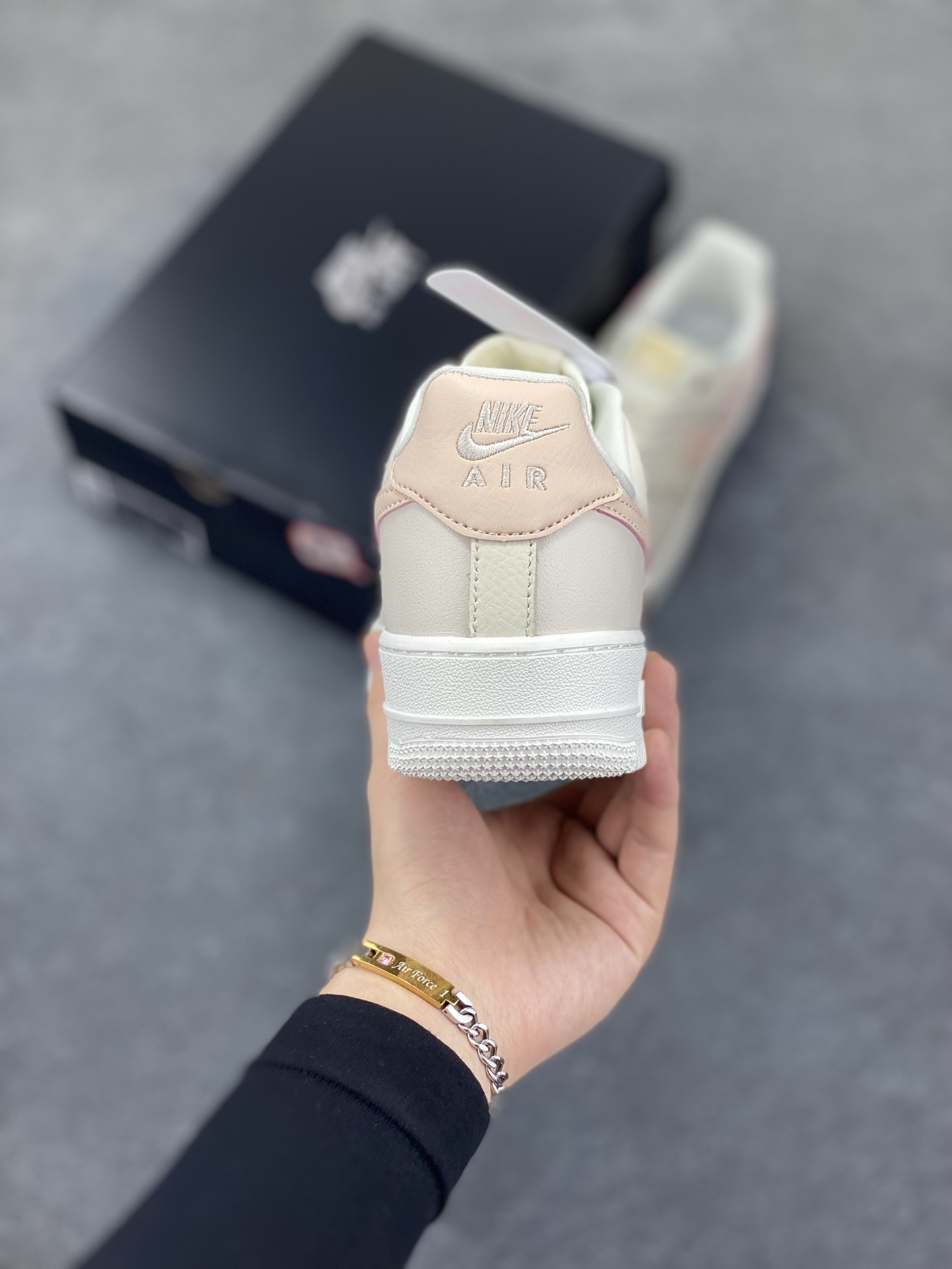 图片[4]-福利特价 Nk Air Force 1‘07 Low 联名 玫瑰小金勾 空军一号低帮休闲板鞋 #经典无需质疑 街头极高的出镜率已经说明了它的魅力 而鞋侧排序整齐的四个小银勾在经典的基础上突出新奇个性 潮人们演绎的各式帅气穿搭 也为这款复古鞋款注入更多的生鲜活力。 货号：FV8110-181 尺码：36 36.5 37.5 38 38.5 39 40 40.5 41 42 42.5 43 44 44.5 45-选品中心