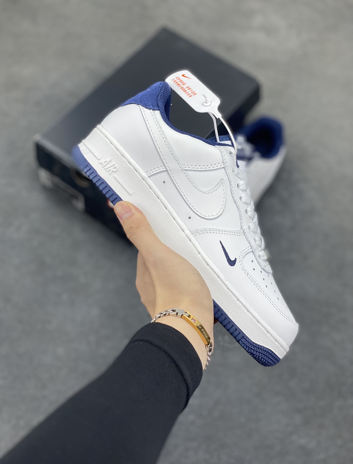 福利特价 Air Force 1\' 07 深蓝小勾 原楦头原纸板 打造纯正空军版型 专注外贸渠道 全掌内置蜂窝气垫 #原盒配件 原厂中底钢印、拉帮完美 货号：HM9483-001 尺码：36 36.5 37.5 38 38.5 39 40 40.5 41 42 42.5 43 44 44.5 45-选品中心