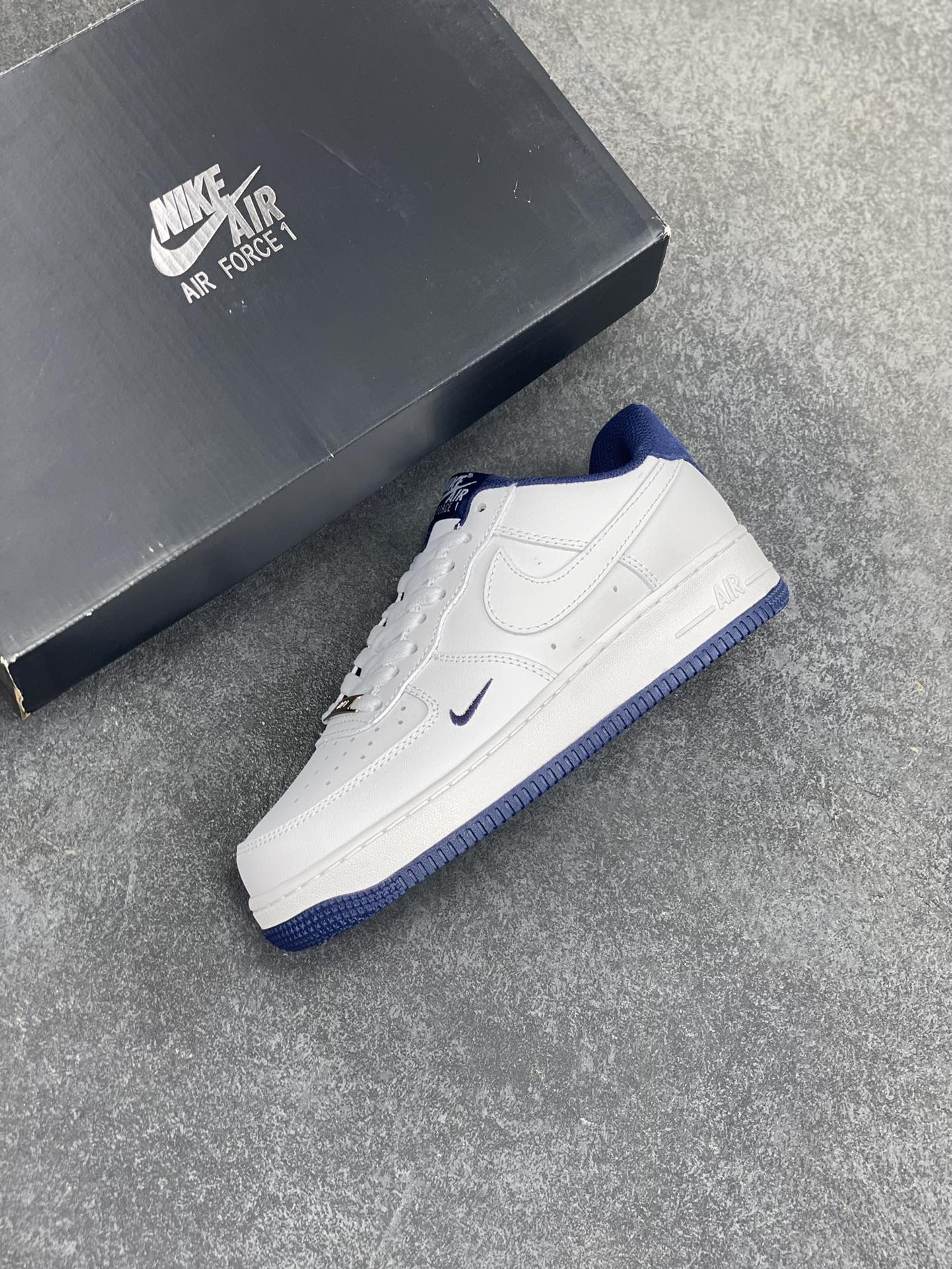 图片[7]-福利特价 Air Force 1\’ 07 深蓝小勾 原楦头原纸板 打造纯正空军版型 专注外贸渠道 全掌内置蜂窝气垫 #原盒配件 原厂中底钢印、拉帮完美 货号：HM9483-001 尺码：36 36.5 37.5 38 38.5 39 40 40.5 41 42 42.5 43 44 44.5 45-选品中心