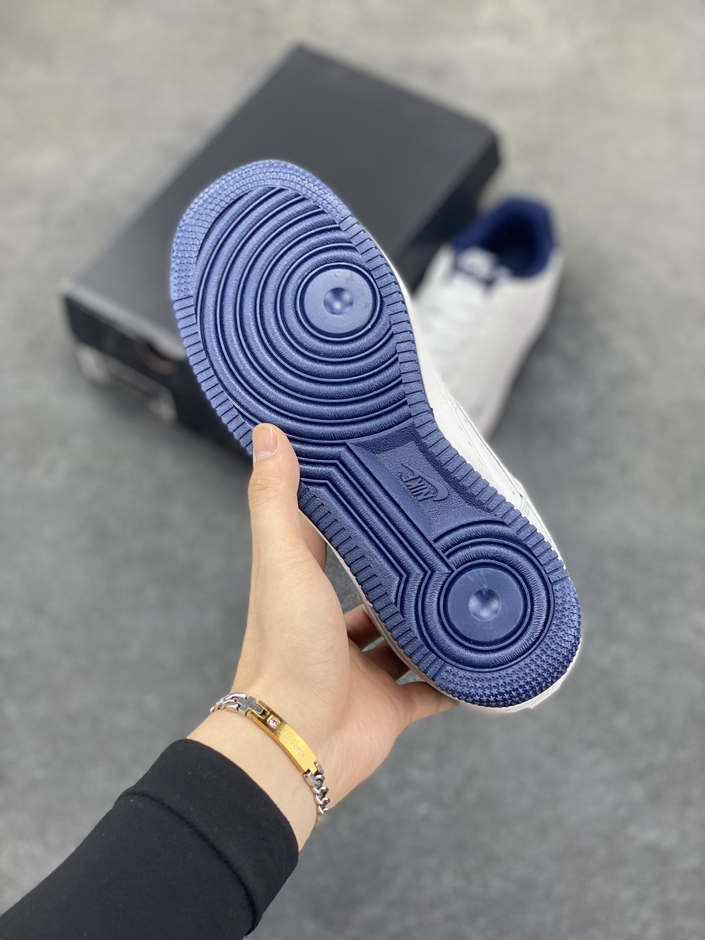 图片[5]-福利特价 Air Force 1\’ 07 深蓝小勾 原楦头原纸板 打造纯正空军版型 专注外贸渠道 全掌内置蜂窝气垫 #原盒配件 原厂中底钢印、拉帮完美 货号：HM9483-001 尺码：36 36.5 37.5 38 38.5 39 40 40.5 41 42 42.5 43 44 44.5 45-选品中心