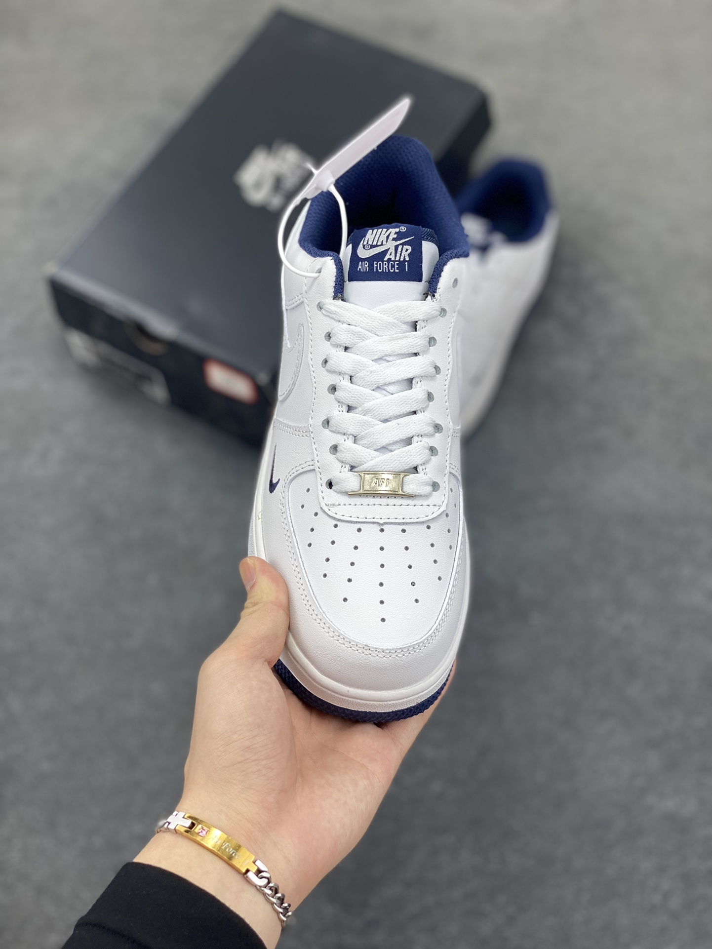 图片[2]-福利特价 Air Force 1\’ 07 深蓝小勾 原楦头原纸板 打造纯正空军版型 专注外贸渠道 全掌内置蜂窝气垫 #原盒配件 原厂中底钢印、拉帮完美 货号：HM9483-001 尺码：36 36.5 37.5 38 38.5 39 40 40.5 41 42 42.5 43 44 44.5 45-选品中心