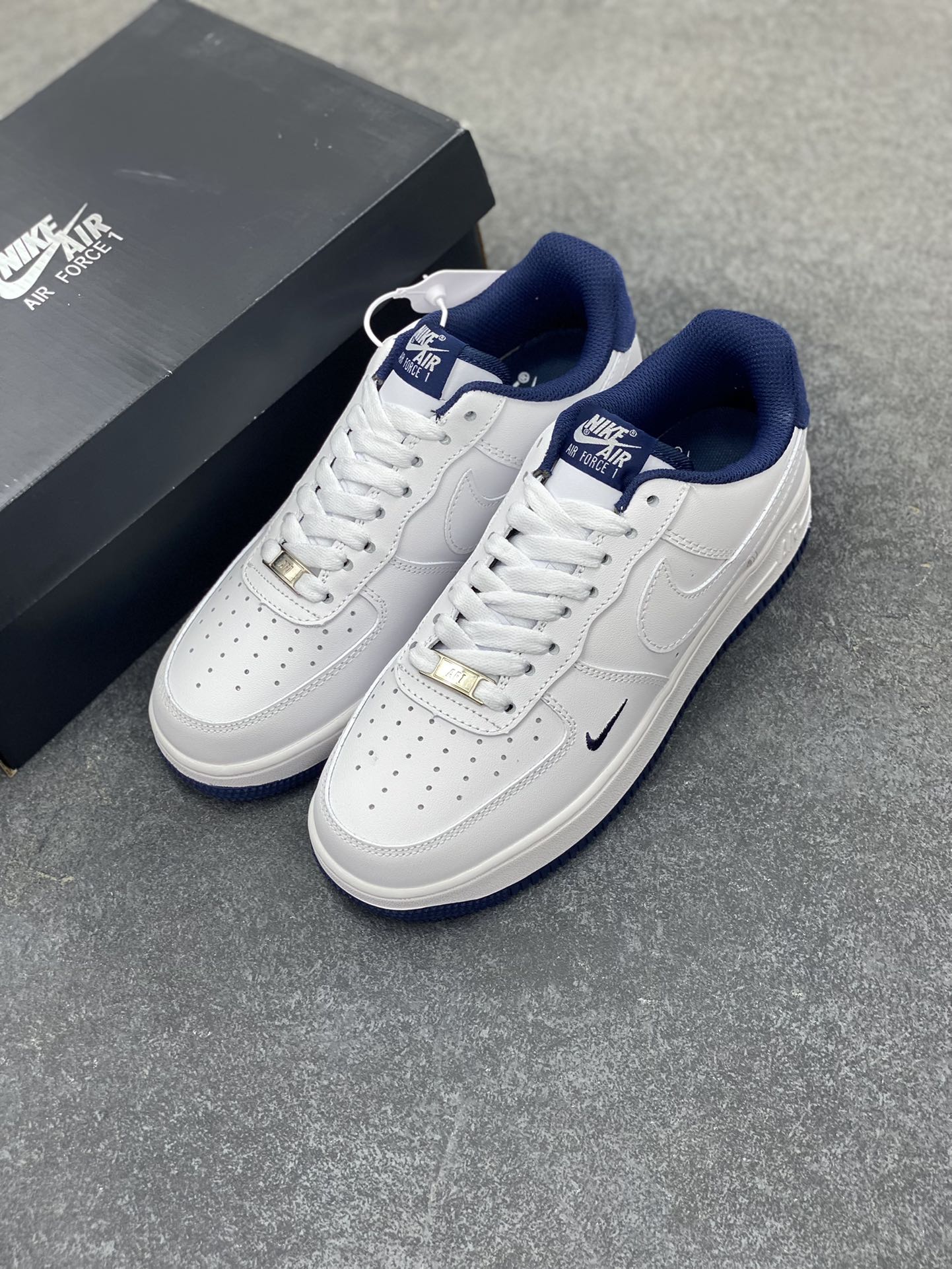 图片[8]-福利特价 Air Force 1\’ 07 深蓝小勾 原楦头原纸板 打造纯正空军版型 专注外贸渠道 全掌内置蜂窝气垫 #原盒配件 原厂中底钢印、拉帮完美 货号：HM9483-001 尺码：36 36.5 37.5 38 38.5 39 40 40.5 41 42 42.5 43 44 44.5 45-选品中心