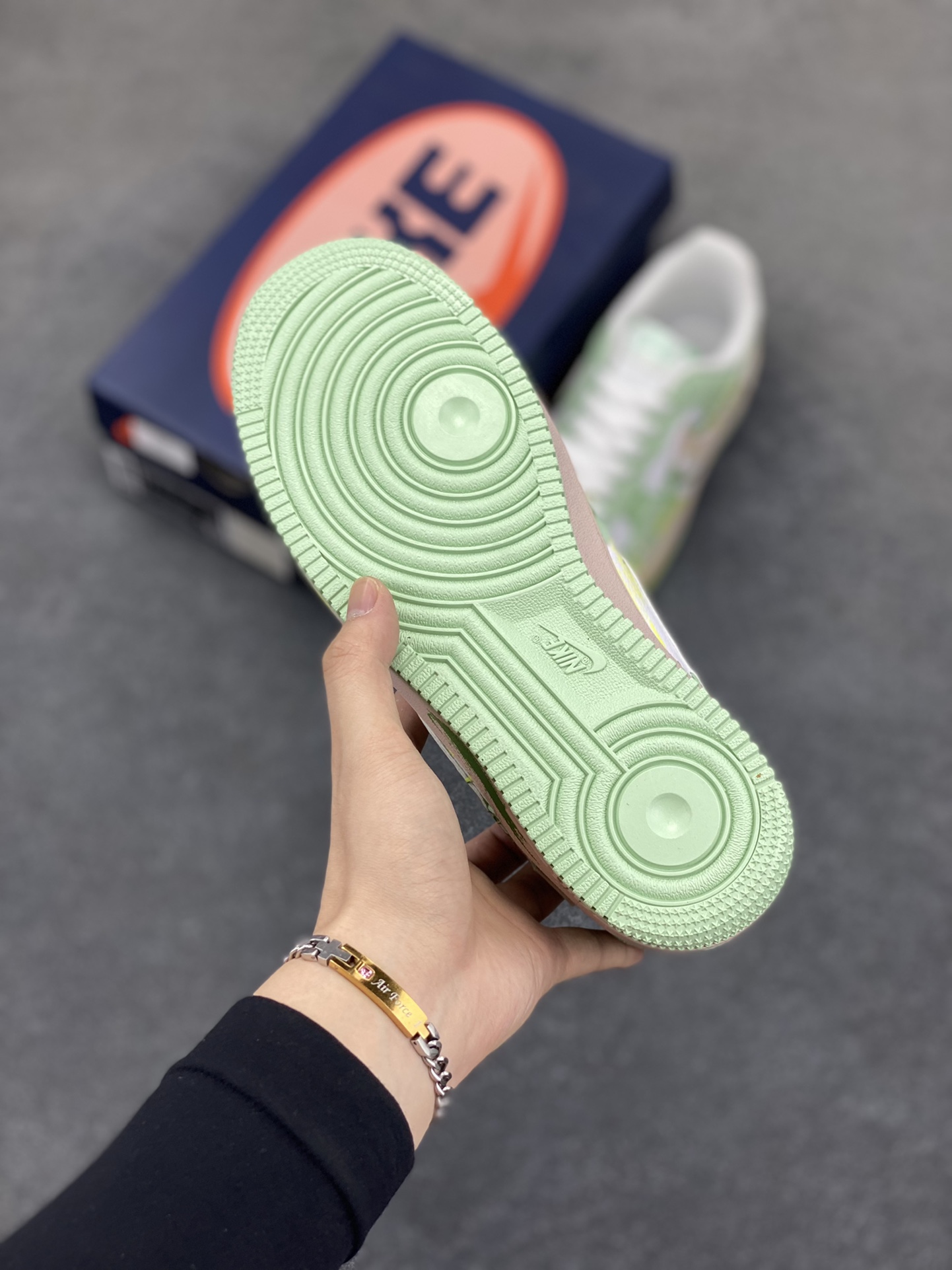 图片[5]-“绿野仙踪”Nike Air Force 1 “The Wizard of Oz”空军一号定制低帮板鞋 《绿野仙踪》是美国作家莱曼·弗兰克·鲍姆创作的儿童文学经典，这本书构建了充满奇幻色彩的奥兹国，有会说话的动物、神奇魔法与奇异生物，极大激发读者想象力；人物形象富有象征意义 货号：DB3301-990 尺码：36 36.5 37.5 38 38.5 39 40 40.5 41 42 42.5 43 44 44.5 45-选品中心