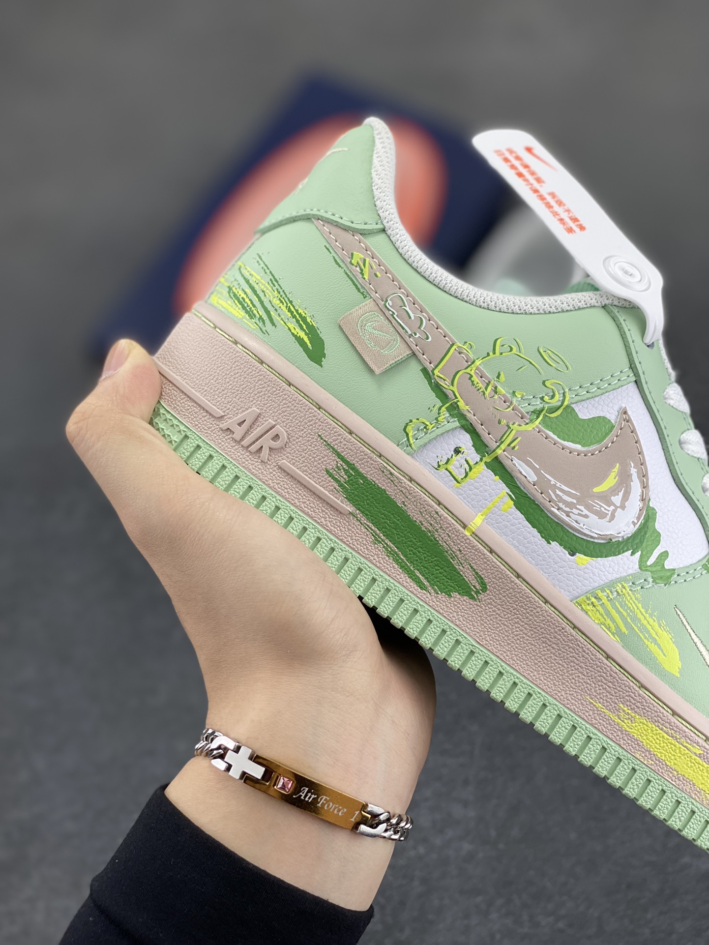图片[6]-“绿野仙踪”Nike Air Force 1 “The Wizard of Oz”空军一号定制低帮板鞋 《绿野仙踪》是美国作家莱曼·弗兰克·鲍姆创作的儿童文学经典，这本书构建了充满奇幻色彩的奥兹国，有会说话的动物、神奇魔法与奇异生物，极大激发读者想象力；人物形象富有象征意义 货号：DB3301-990 尺码：36 36.5 37.5 38 38.5 39 40 40.5 41 42 42.5 43 44 44.5 45-选品中心