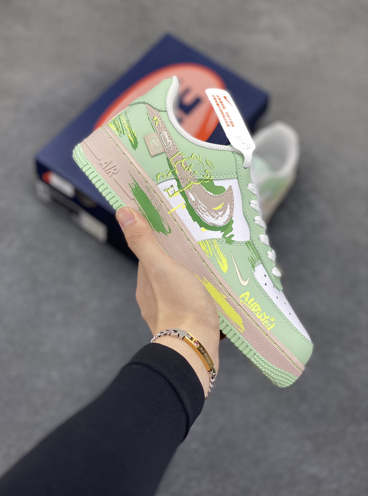 “绿野仙踪”Nike Air Force 1 “The Wizard of Oz”空军一号定制低帮板鞋 《绿野仙踪》是美国作家莱曼·弗兰克·鲍姆创作的儿童文学经典，这本书构建了充满奇幻色彩的奥兹国，有会说话的动物、神奇魔法与奇异生物，极大激发读者想象力；人物形象富有象征意义 货号：DB3301-990 尺码：36 36.5 37.5 38 38.5 39 40 40.5 41 42 42.5 43 44 44.5 45-选品中心