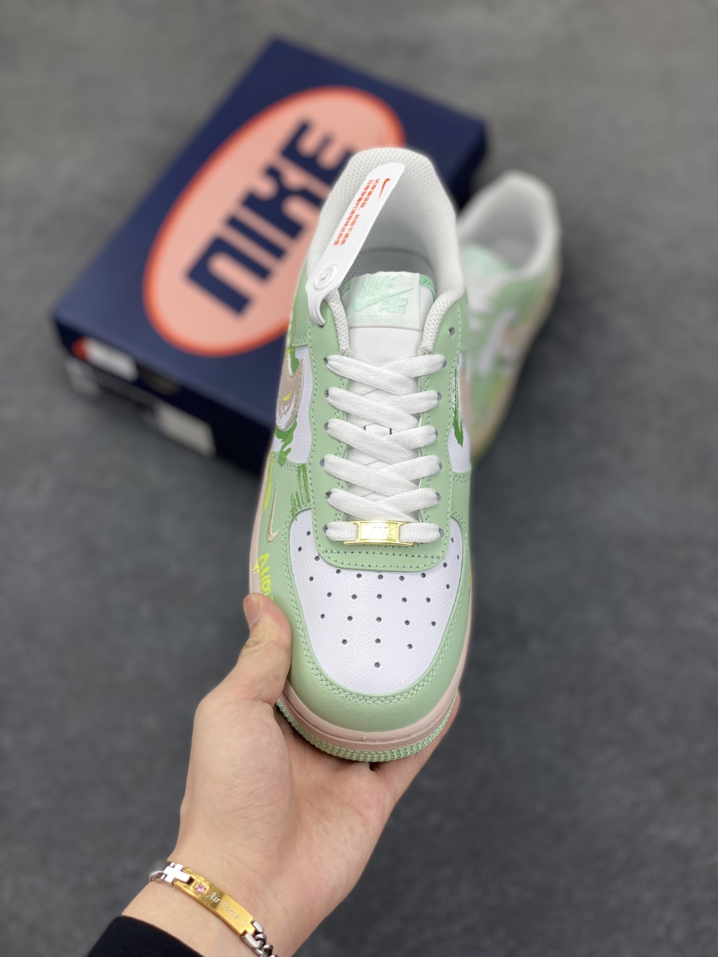 图片[2]-“绿野仙踪”Nike Air Force 1 “The Wizard of Oz”空军一号定制低帮板鞋 《绿野仙踪》是美国作家莱曼·弗兰克·鲍姆创作的儿童文学经典，这本书构建了充满奇幻色彩的奥兹国，有会说话的动物、神奇魔法与奇异生物，极大激发读者想象力；人物形象富有象征意义 货号：DB3301-990 尺码：36 36.5 37.5 38 38.5 39 40 40.5 41 42 42.5 43 44 44.5 45-选品中心