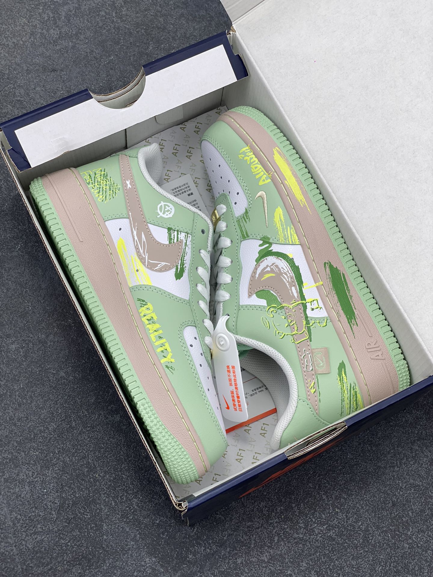 图片[9]-“绿野仙踪”Nike Air Force 1 “The Wizard of Oz”空军一号定制低帮板鞋 《绿野仙踪》是美国作家莱曼·弗兰克·鲍姆创作的儿童文学经典，这本书构建了充满奇幻色彩的奥兹国，有会说话的动物、神奇魔法与奇异生物，极大激发读者想象力；人物形象富有象征意义 货号：DB3301-990 尺码：36 36.5 37.5 38 38.5 39 40 40.5 41 42 42.5 43 44 44.5 45-选品中心