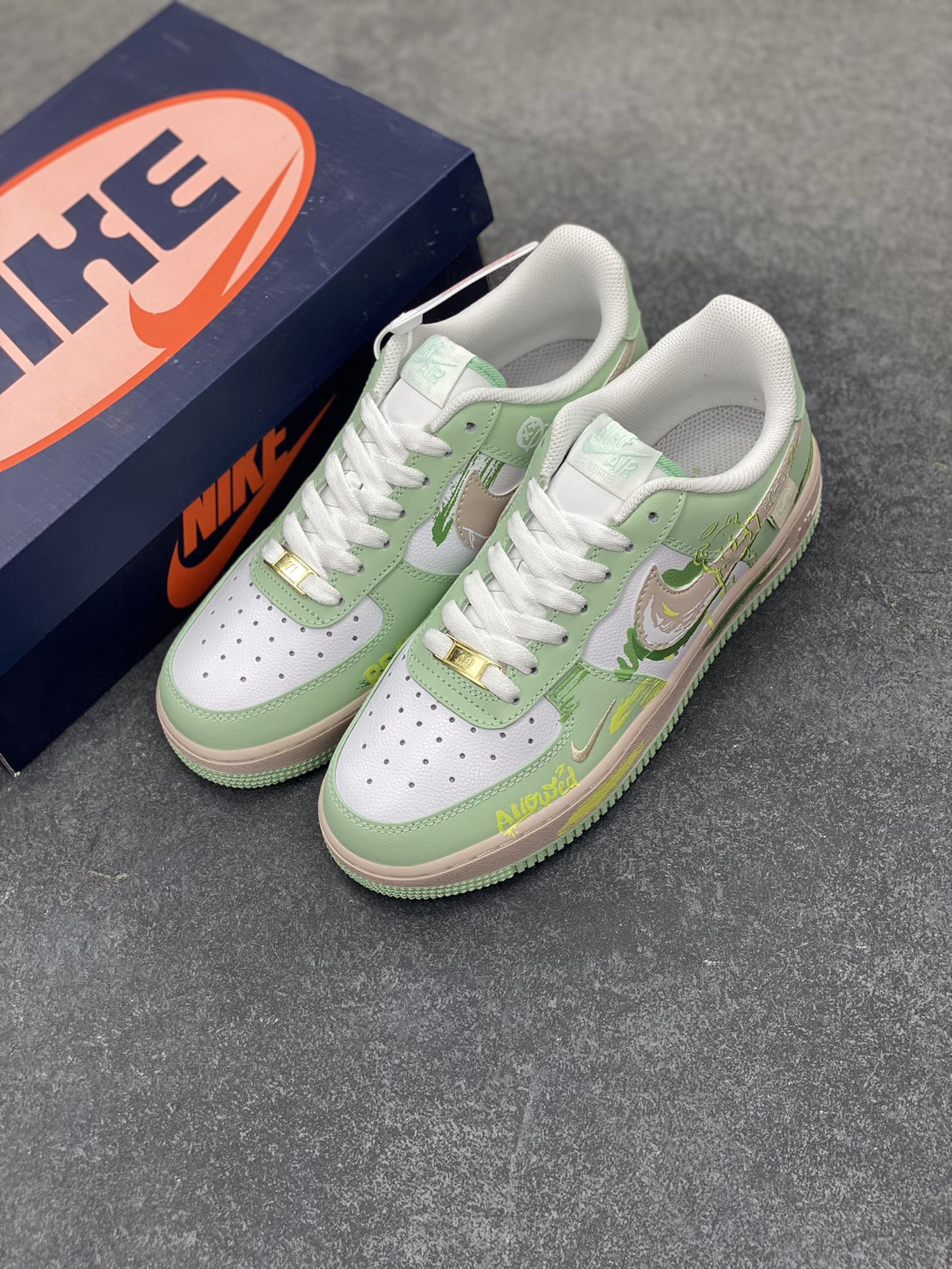 图片[8]-“绿野仙踪”Nike Air Force 1 “The Wizard of Oz”空军一号定制低帮板鞋 《绿野仙踪》是美国作家莱曼·弗兰克·鲍姆创作的儿童文学经典，这本书构建了充满奇幻色彩的奥兹国，有会说话的动物、神奇魔法与奇异生物，极大激发读者想象力；人物形象富有象征意义 货号：DB3301-990 尺码：36 36.5 37.5 38 38.5 39 40 40.5 41 42 42.5 43 44 44.5 45-选品中心