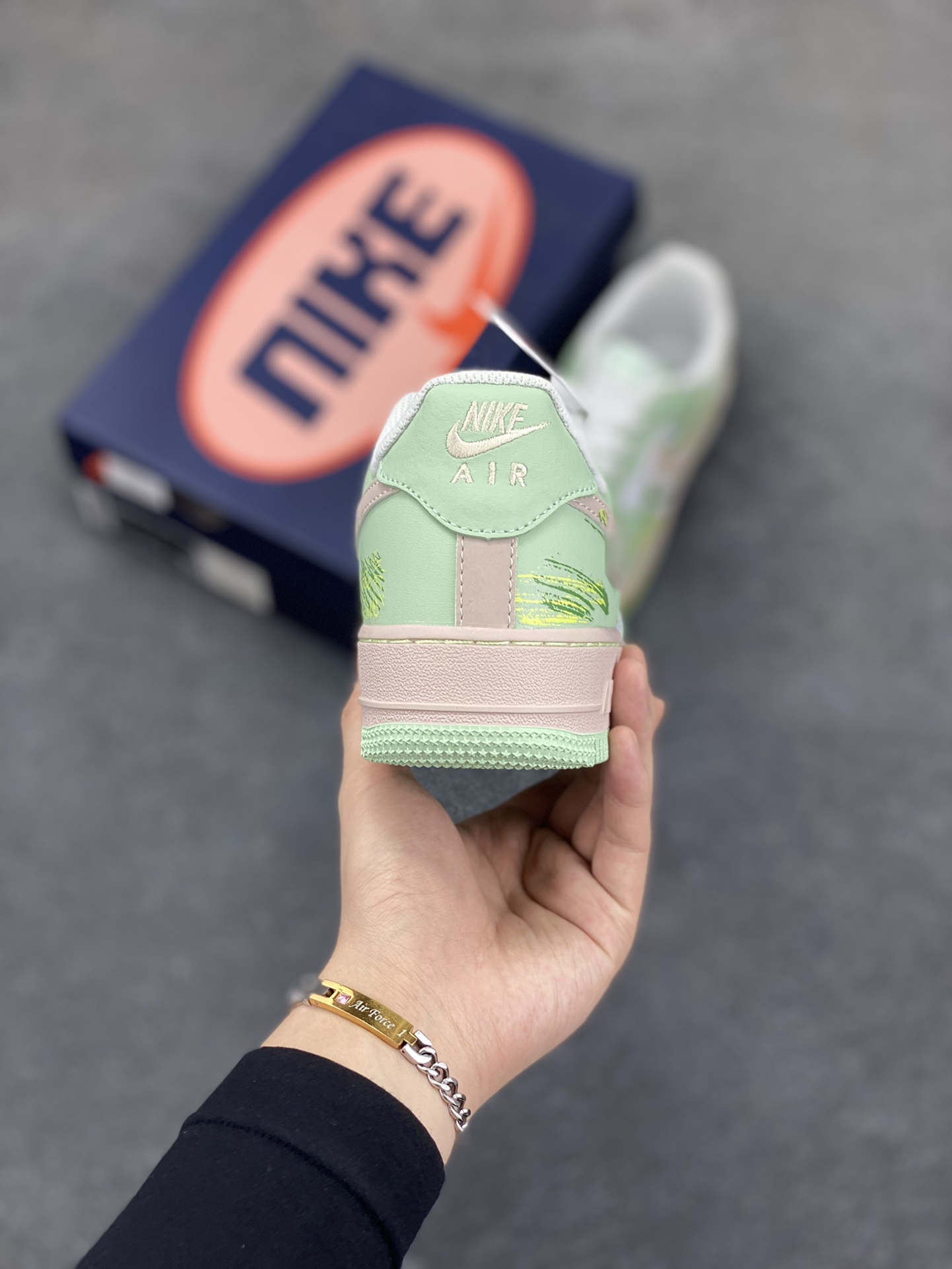 图片[4]-“绿野仙踪”Nike Air Force 1 “The Wizard of Oz”空军一号定制低帮板鞋 《绿野仙踪》是美国作家莱曼·弗兰克·鲍姆创作的儿童文学经典，这本书构建了充满奇幻色彩的奥兹国，有会说话的动物、神奇魔法与奇异生物，极大激发读者想象力；人物形象富有象征意义 货号：DB3301-990 尺码：36 36.5 37.5 38 38.5 39 40 40.5 41 42 42.5 43 44 44.5 45-选品中心