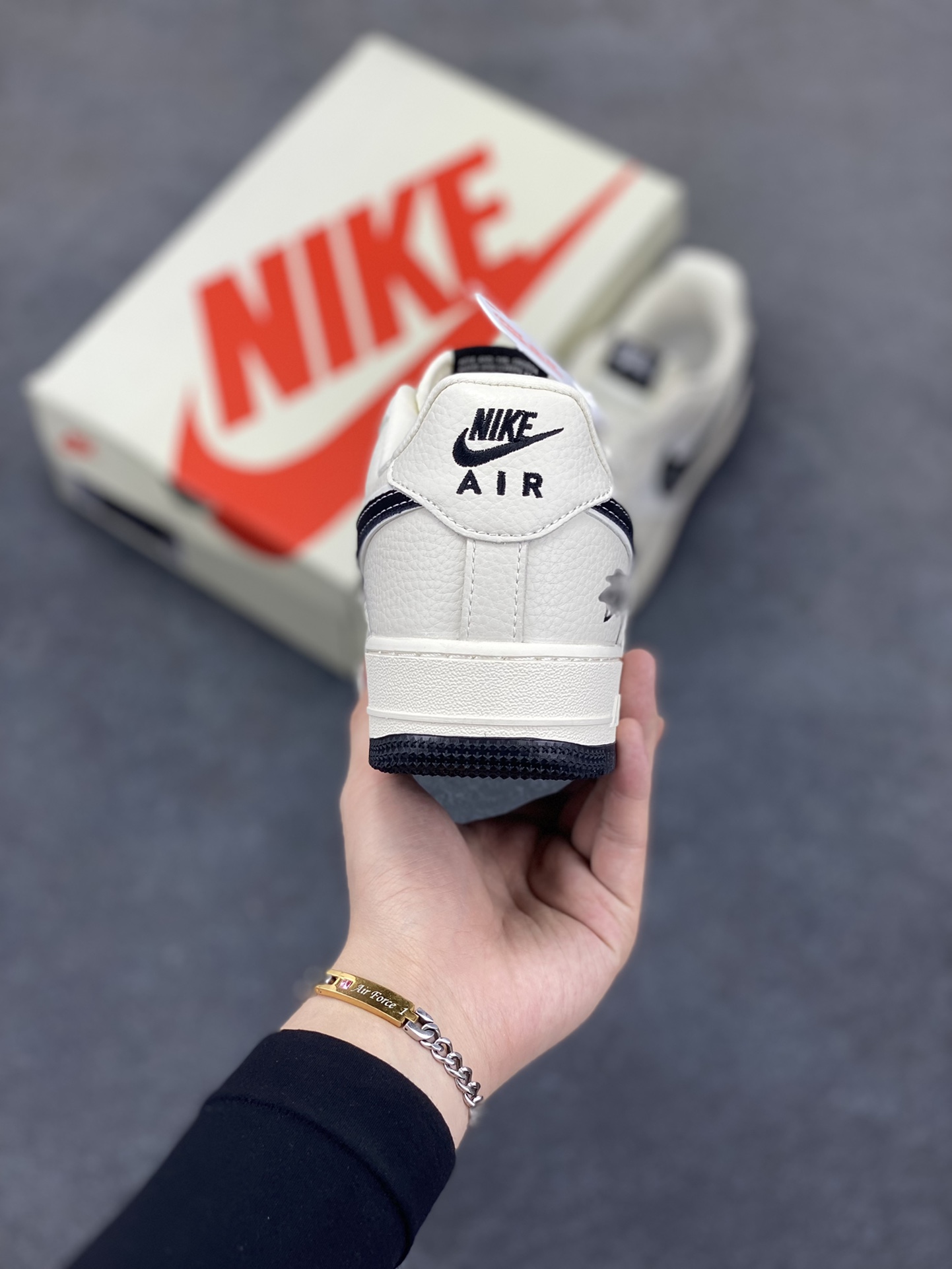 图片[4]-NIke Air Force 1 \’07 Low “斯图西联名——白黑”空军一号 低帮 运动鞋 休闲鞋 折边针车 工艺难度大 原楦头原纸板 原装鞋盒 定制五金配件 内置全掌气垫 原厂鞋底 货号：KK1988-093 尺码：36 36.5 37.5 38 38.5 39 40 40.5 41 42 42.5 43 44 44.5 45-选品中心