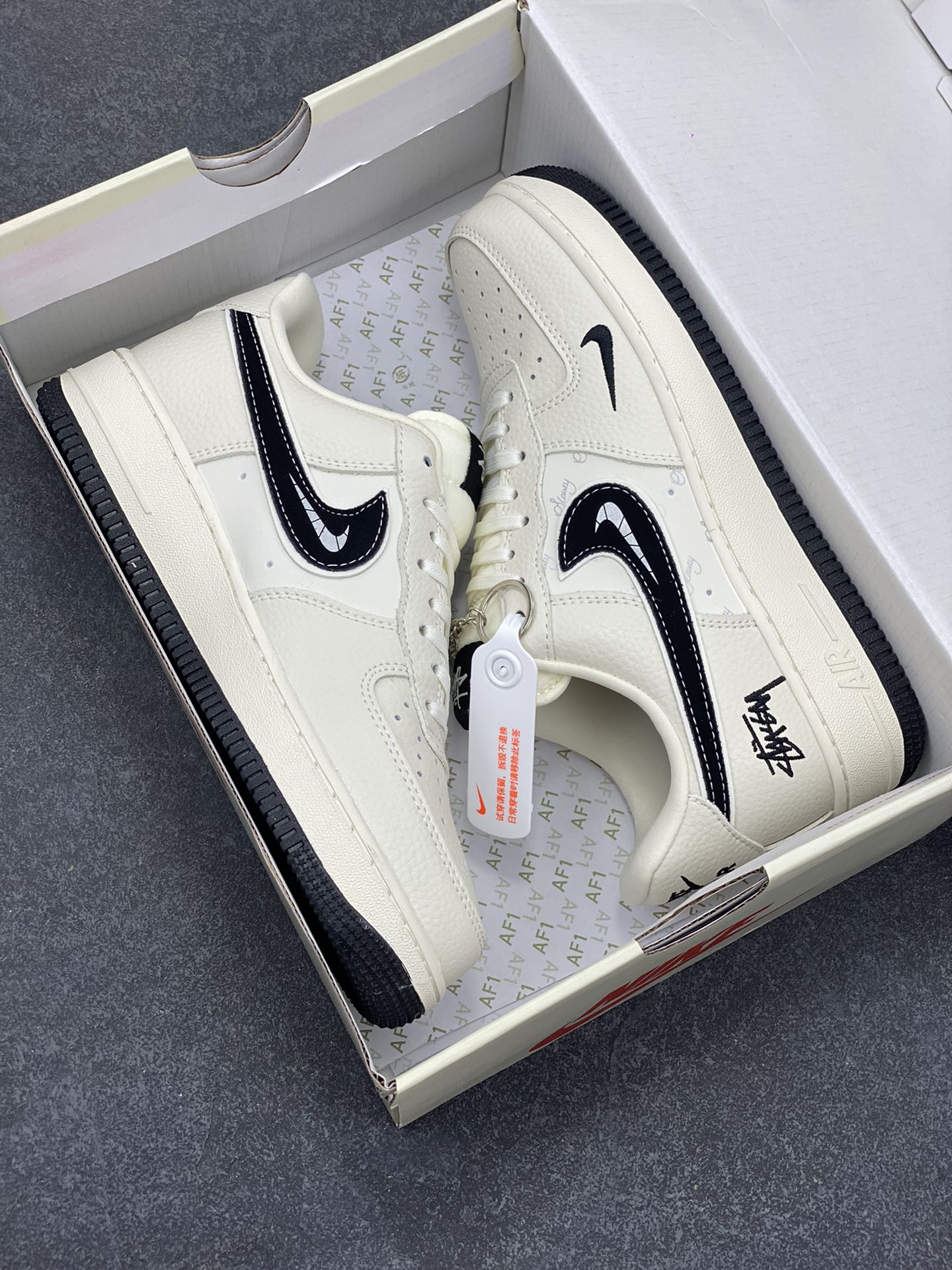 图片[9]-NIke Air Force 1 \’07 Low “斯图西联名——白黑”空军一号 低帮 运动鞋 休闲鞋 折边针车 工艺难度大 原楦头原纸板 原装鞋盒 定制五金配件 内置全掌气垫 原厂鞋底 货号：KK1988-093 尺码：36 36.5 37.5 38 38.5 39 40 40.5 41 42 42.5 43 44 44.5 45-选品中心