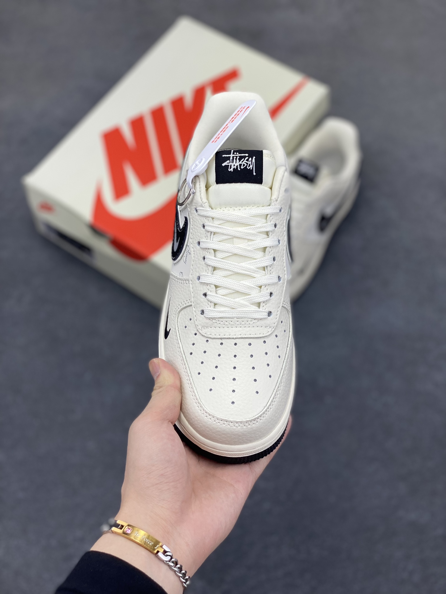 图片[2]-NIke Air Force 1 \’07 Low “斯图西联名——白黑”空军一号 低帮 运动鞋 休闲鞋 折边针车 工艺难度大 原楦头原纸板 原装鞋盒 定制五金配件 内置全掌气垫 原厂鞋底 货号：KK1988-093 尺码：36 36.5 37.5 38 38.5 39 40 40.5 41 42 42.5 43 44 44.5 45-选品中心