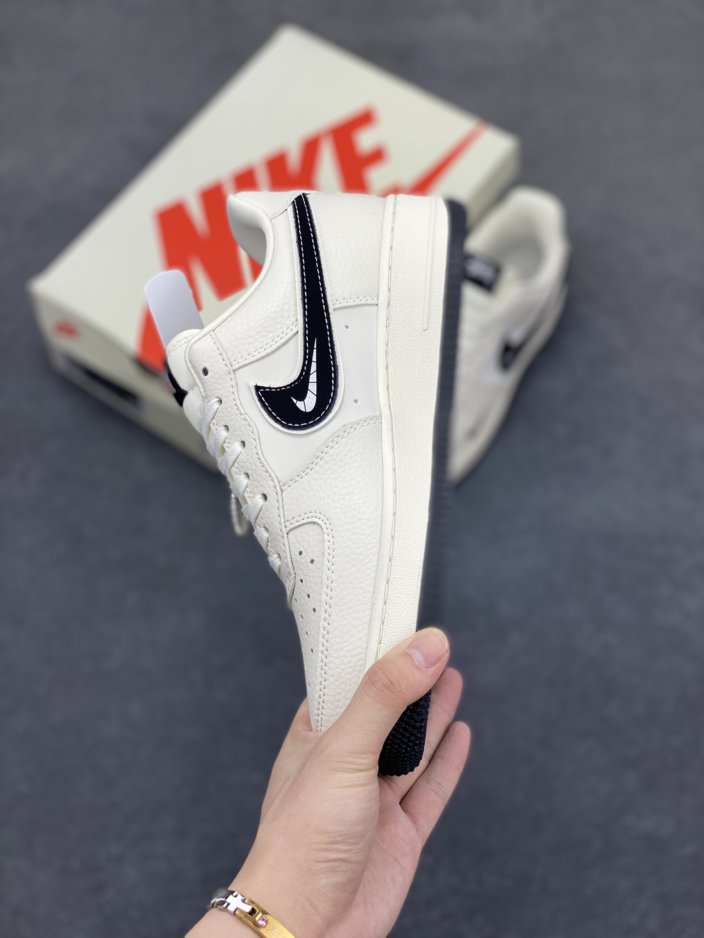 图片[3]-NIke Air Force 1 \’07 Low “斯图西联名——白黑”空军一号 低帮 运动鞋 休闲鞋 折边针车 工艺难度大 原楦头原纸板 原装鞋盒 定制五金配件 内置全掌气垫 原厂鞋底 货号：KK1988-093 尺码：36 36.5 37.5 38 38.5 39 40 40.5 41 42 42.5 43 44 44.5 45-选品中心