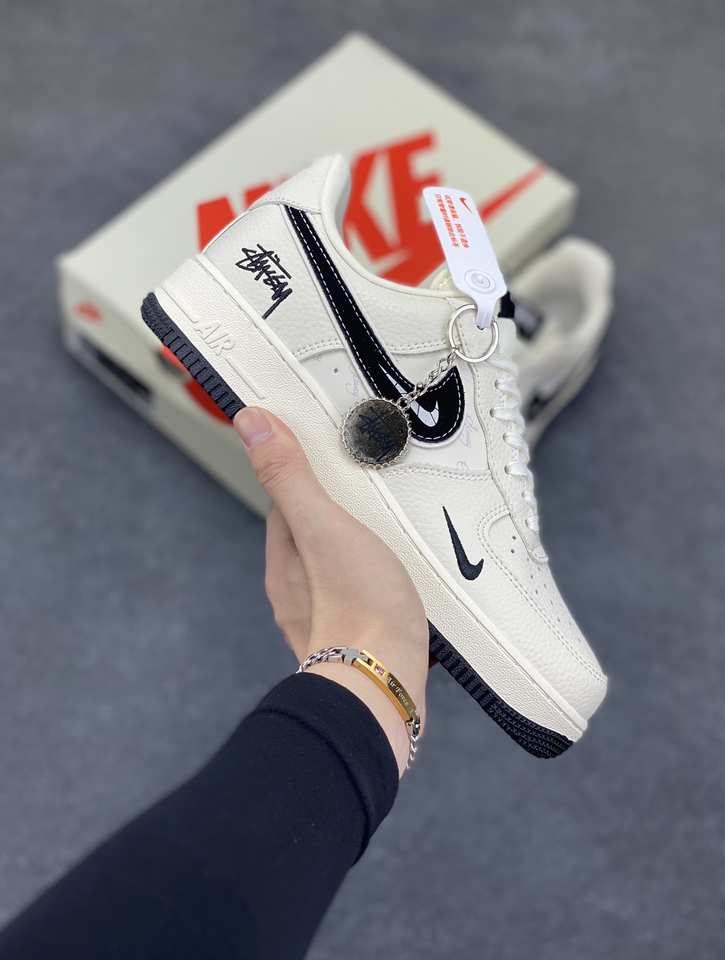 NIke Air Force 1 \’07 Low “斯图西联名——白黑”空军一号 低帮 运动鞋 休闲鞋 折边针车 工艺难度大 原楦头原纸板 原装鞋盒 定制五金配件 内置全掌气垫 原厂鞋底 货号：KK1988-093 尺码：36 36.5 37.5 38 38.5 39 40 40.5 41 42 42.5 43 44 44.5 45-选品中心
