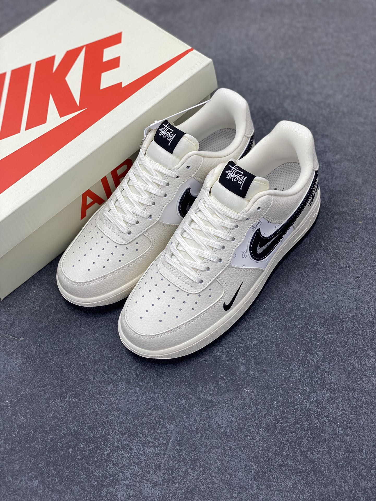 图片[8]-NIke Air Force 1 \’07 Low “斯图西联名——白黑”空军一号 低帮 运动鞋 休闲鞋 折边针车 工艺难度大 原楦头原纸板 原装鞋盒 定制五金配件 内置全掌气垫 原厂鞋底 货号：KK1988-093 尺码：36 36.5 37.5 38 38.5 39 40 40.5 41 42 42.5 43 44 44.5 45-选品中心