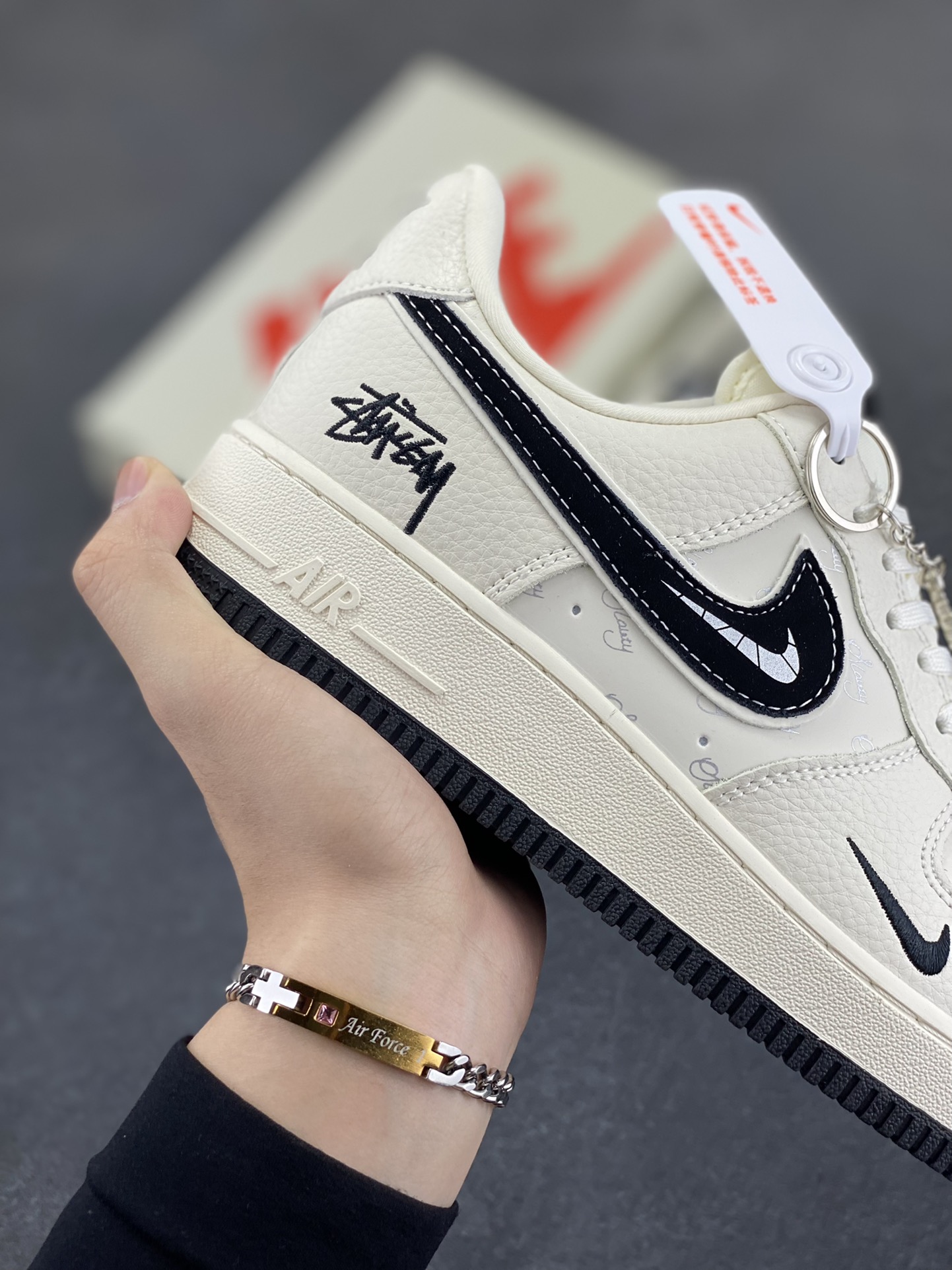 图片[6]-NIke Air Force 1 \’07 Low “斯图西联名——白黑”空军一号 低帮 运动鞋 休闲鞋 折边针车 工艺难度大 原楦头原纸板 原装鞋盒 定制五金配件 内置全掌气垫 原厂鞋底 货号：KK1988-093 尺码：36 36.5 37.5 38 38.5 39 40 40.5 41 42 42.5 43 44 44.5 45-选品中心