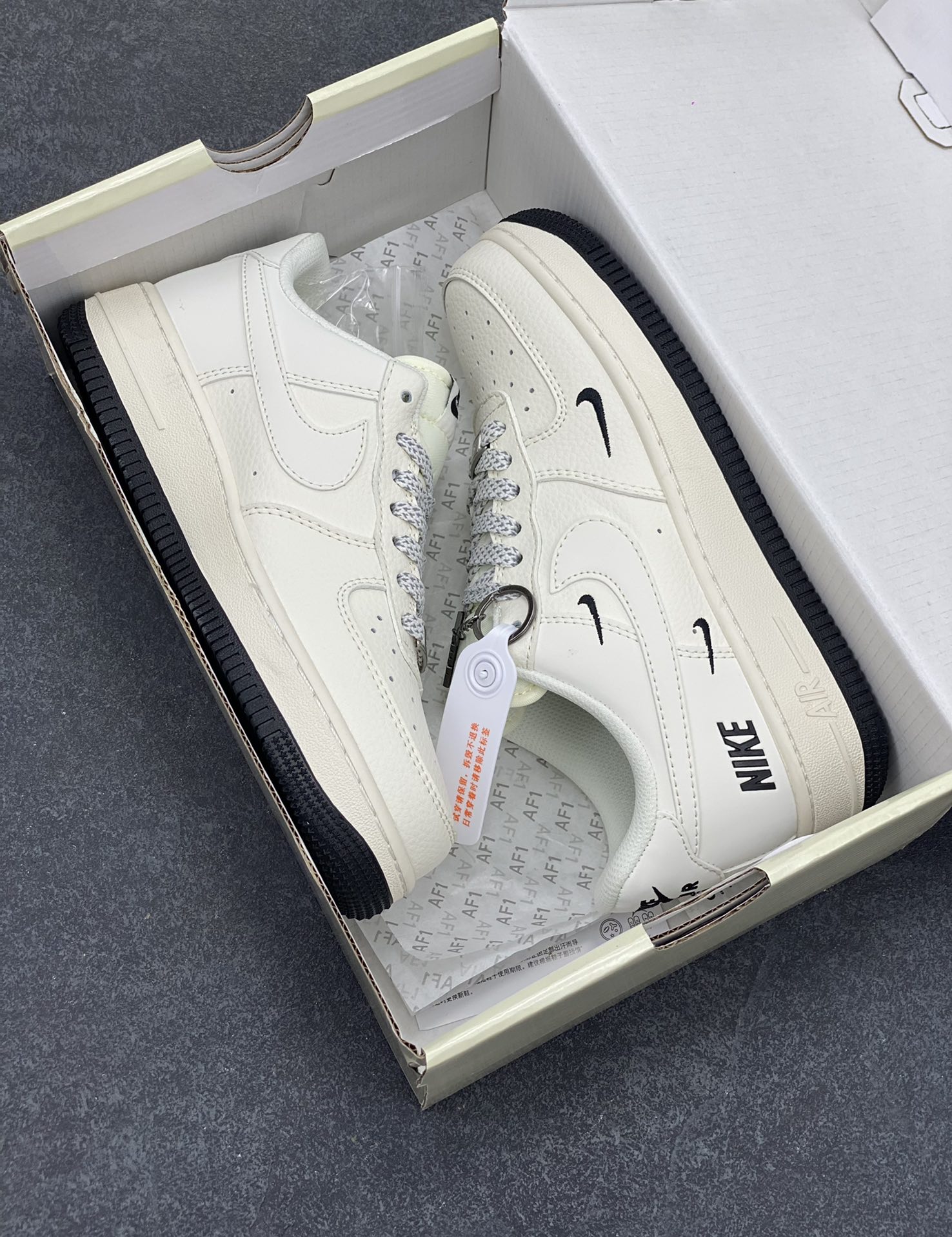 图片[9]-NIke Air Force 1 \’07 Low “NIKE联名——黑小三勾”空军一号 低帮 运动鞋 休闲鞋 折边针车 工艺难度大 原楦头原纸板 原装鞋盒 定制五金配件 内置全掌气垫 原厂鞋底 货号：XX3168-183 尺码：36 36.5 37.5 38 38.5 39 40 40.5 41 42 42.5 43 44 44.5 45-选品中心
