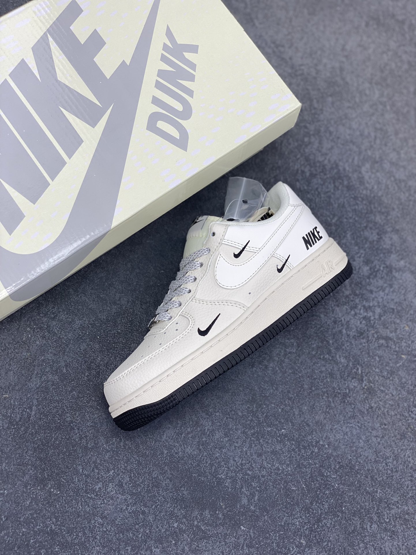 图片[7]-NIke Air Force 1 \’07 Low “NIKE联名——黑小三勾”空军一号 低帮 运动鞋 休闲鞋 折边针车 工艺难度大 原楦头原纸板 原装鞋盒 定制五金配件 内置全掌气垫 原厂鞋底 货号：XX3168-183 尺码：36 36.5 37.5 38 38.5 39 40 40.5 41 42 42.5 43 44 44.5 45-选品中心
