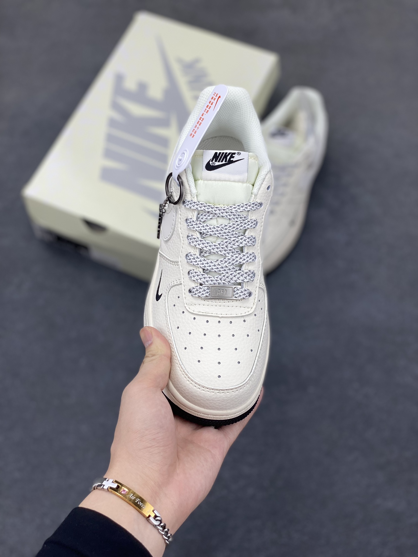 图片[2]-NIke Air Force 1 \’07 Low “NIKE联名——黑小三勾”空军一号 低帮 运动鞋 休闲鞋 折边针车 工艺难度大 原楦头原纸板 原装鞋盒 定制五金配件 内置全掌气垫 原厂鞋底 货号：XX3168-183 尺码：36 36.5 37.5 38 38.5 39 40 40.5 41 42 42.5 43 44 44.5 45-选品中心