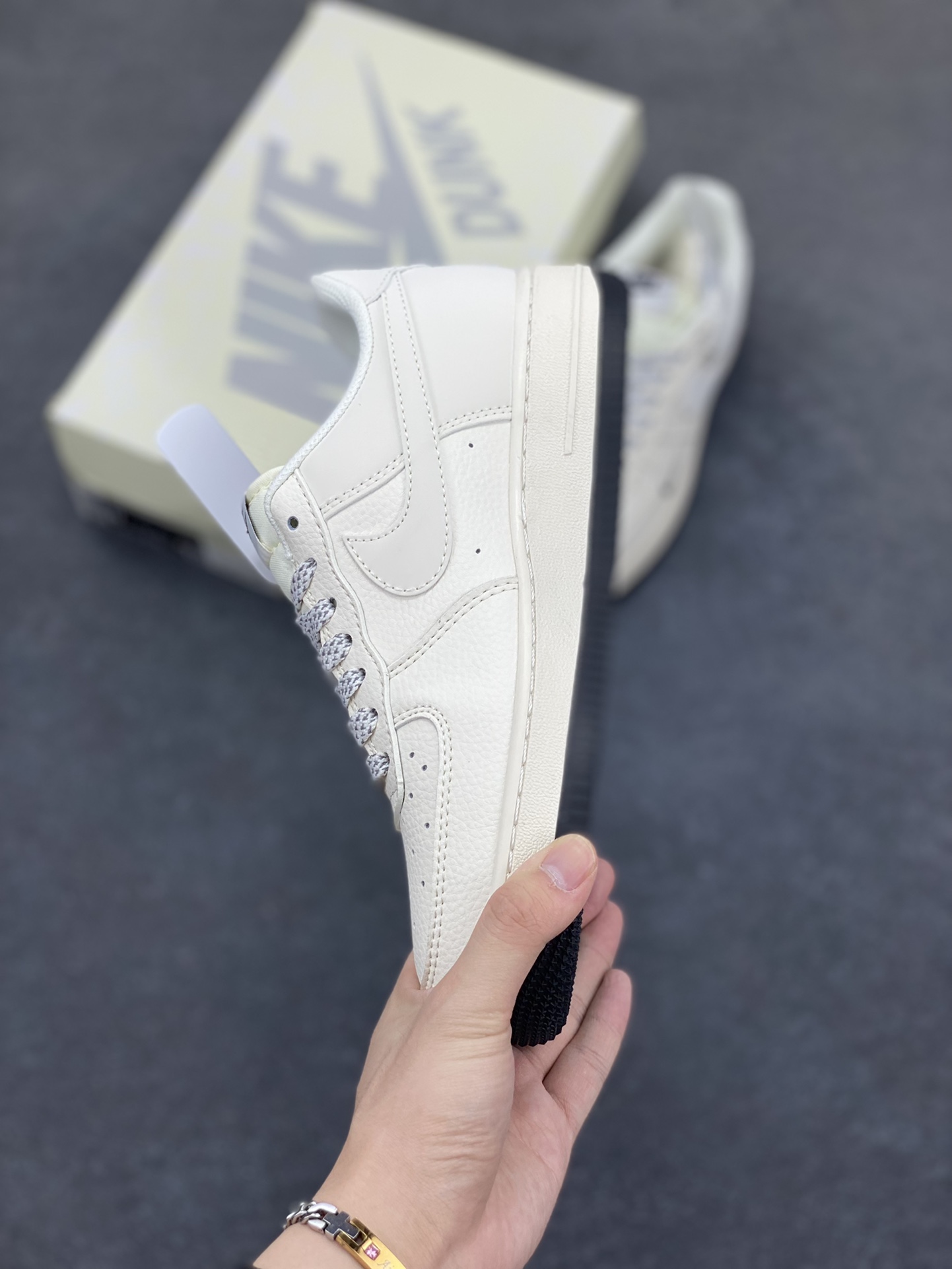 图片[3]-NIke Air Force 1 \’07 Low “NIKE联名——黑小三勾”空军一号 低帮 运动鞋 休闲鞋 折边针车 工艺难度大 原楦头原纸板 原装鞋盒 定制五金配件 内置全掌气垫 原厂鞋底 货号：XX3168-183 尺码：36 36.5 37.5 38 38.5 39 40 40.5 41 42 42.5 43 44 44.5 45-选品中心