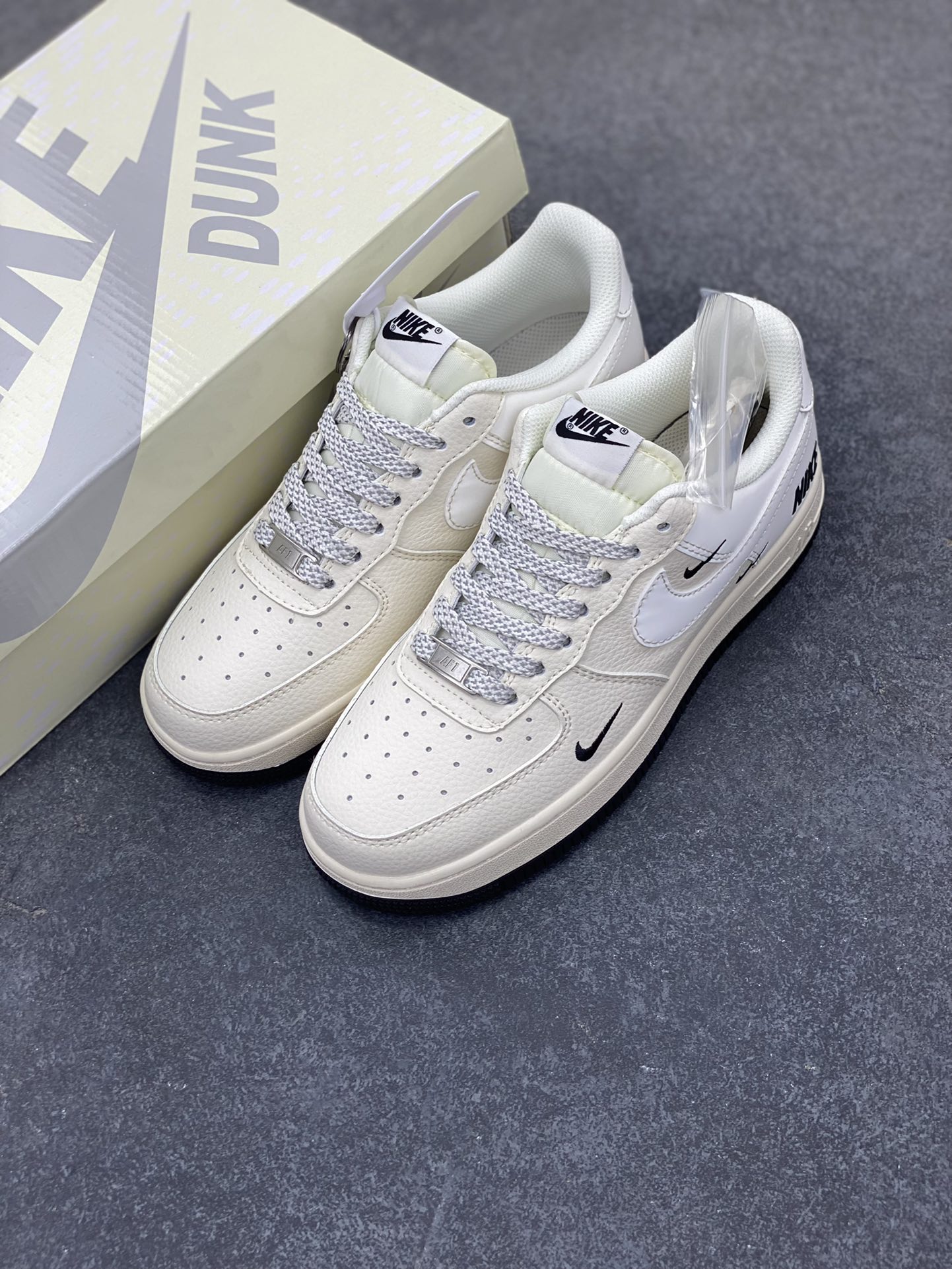 图片[8]-NIke Air Force 1 \’07 Low “NIKE联名——黑小三勾”空军一号 低帮 运动鞋 休闲鞋 折边针车 工艺难度大 原楦头原纸板 原装鞋盒 定制五金配件 内置全掌气垫 原厂鞋底 货号：XX3168-183 尺码：36 36.5 37.5 38 38.5 39 40 40.5 41 42 42.5 43 44 44.5 45-选品中心