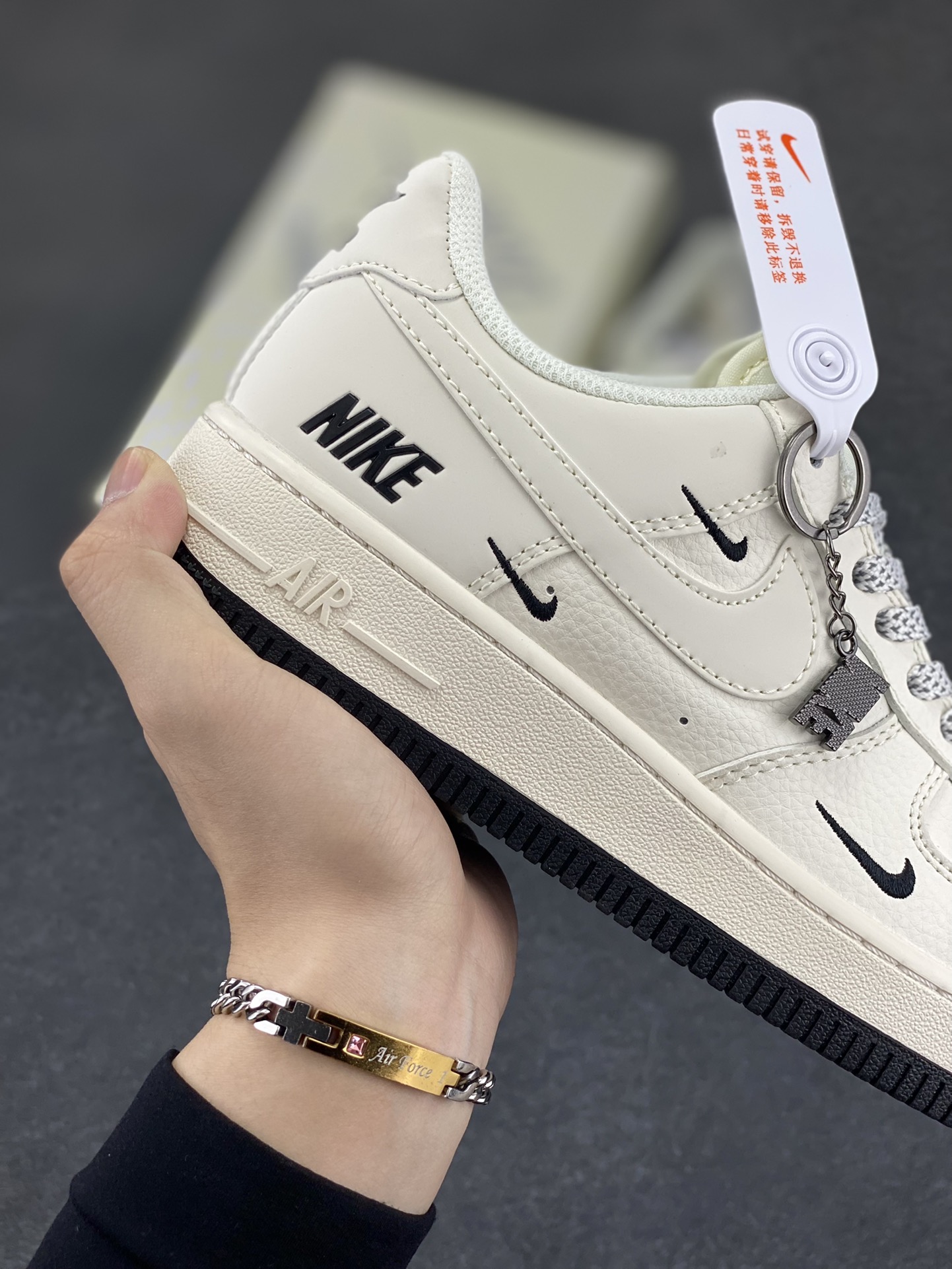 图片[6]-NIke Air Force 1 \’07 Low “NIKE联名——黑小三勾”空军一号 低帮 运动鞋 休闲鞋 折边针车 工艺难度大 原楦头原纸板 原装鞋盒 定制五金配件 内置全掌气垫 原厂鞋底 货号：XX3168-183 尺码：36 36.5 37.5 38 38.5 39 40 40.5 41 42 42.5 43 44 44.5 45-选品中心